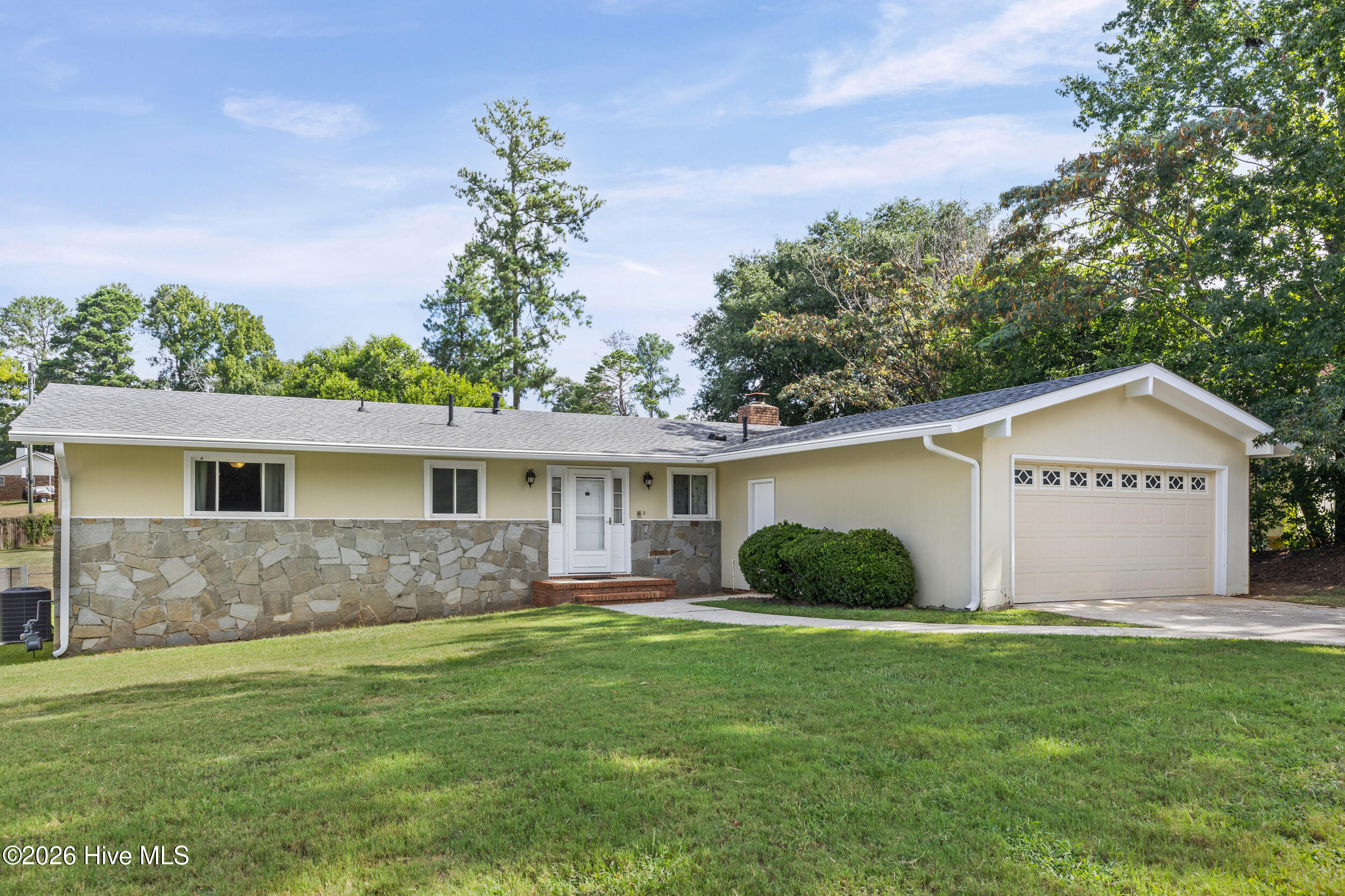 306 E Wynngate Drive Property Photo 3