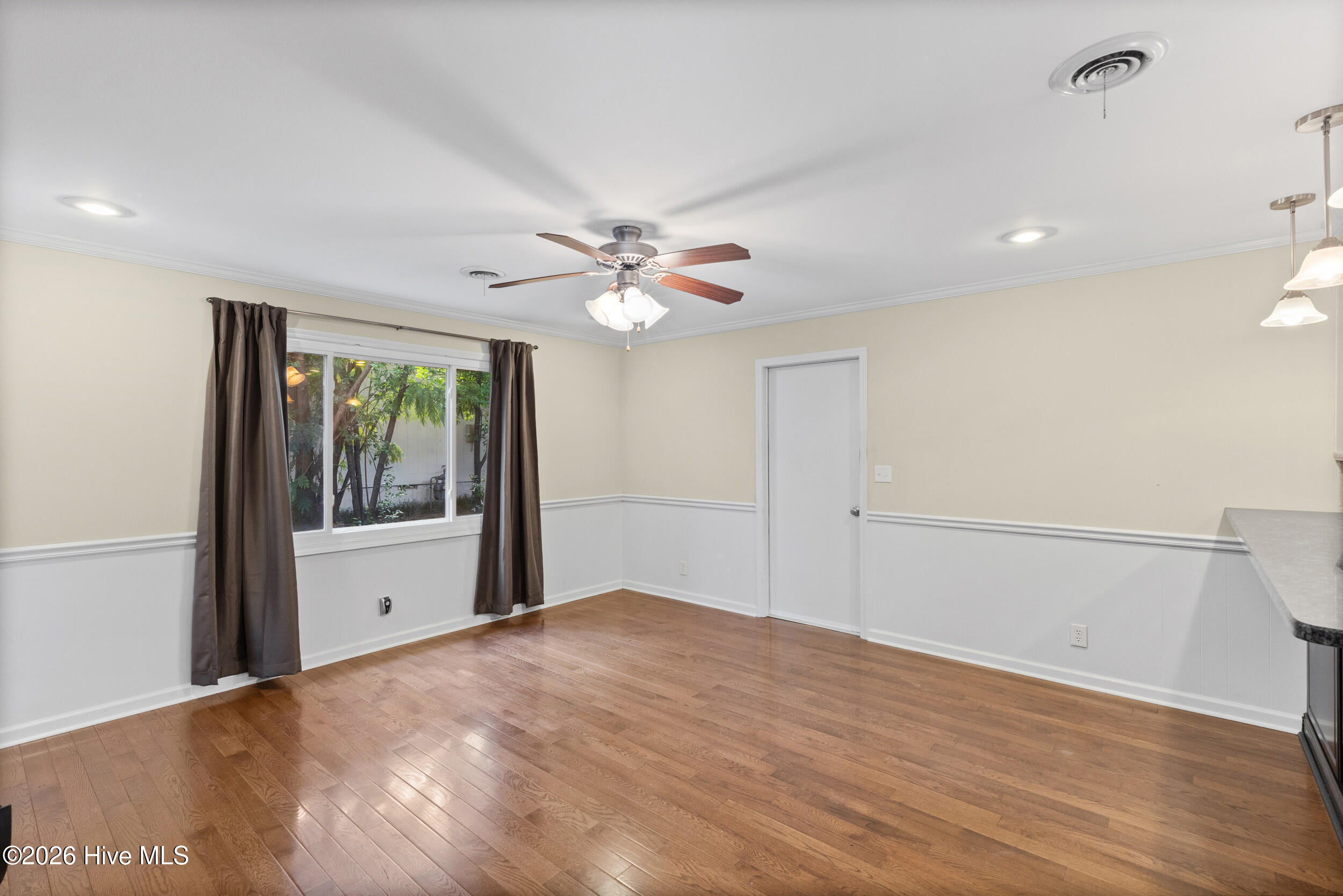 306 E Wynngate Drive Property Photo 9