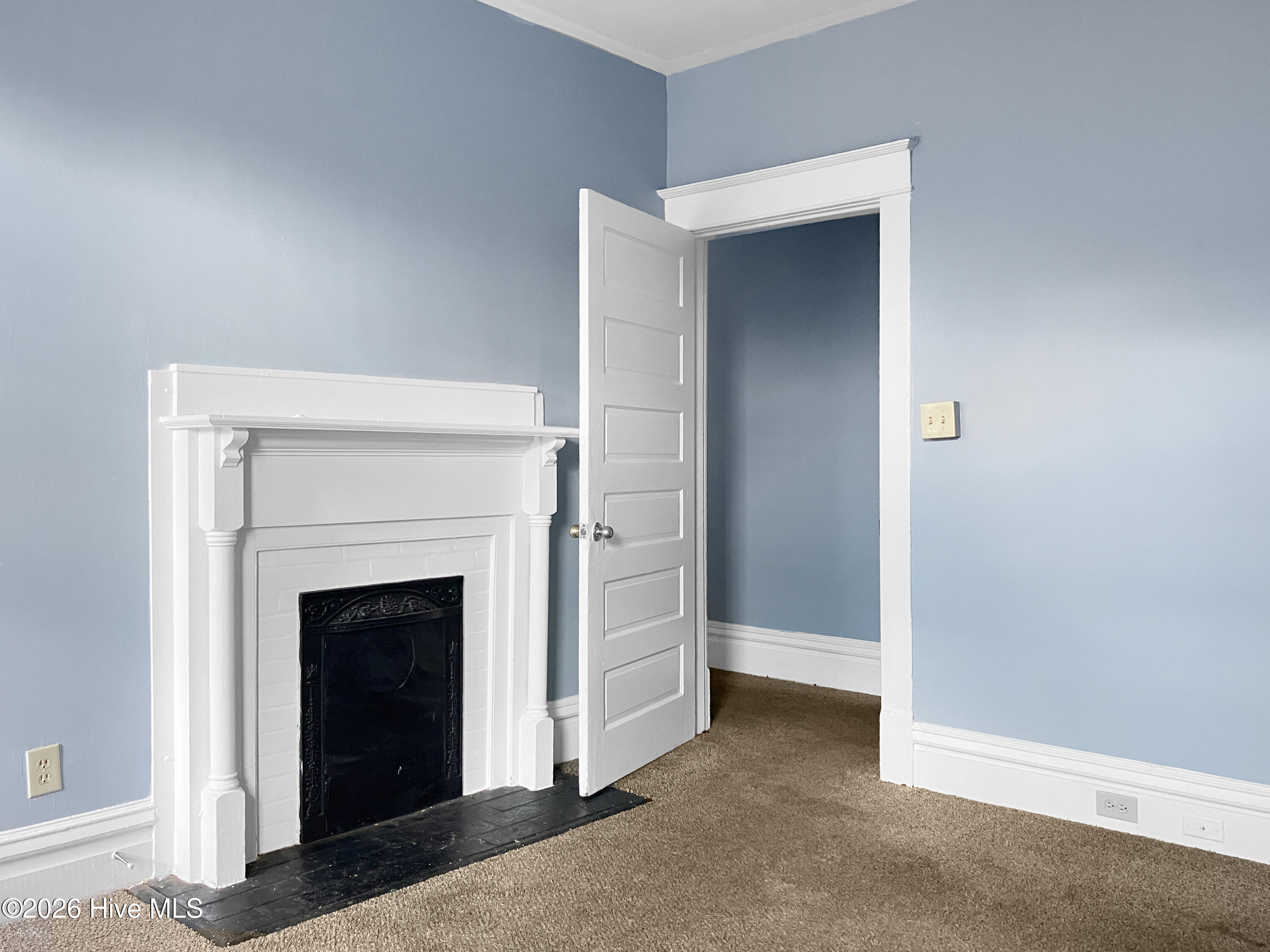 327 Ellis Street B Property Photo 4