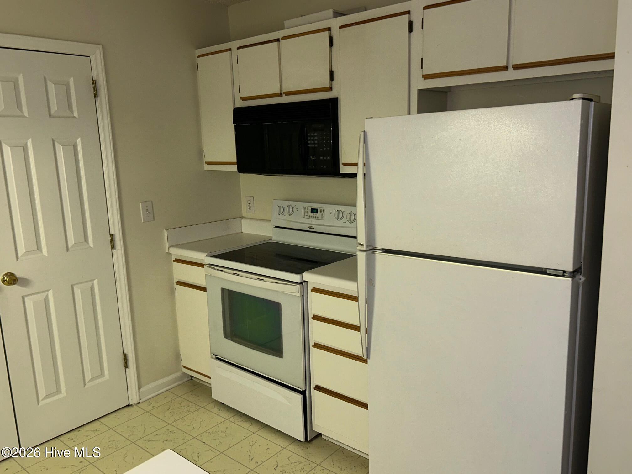 116 Breezewood Drive H Property Photo 3