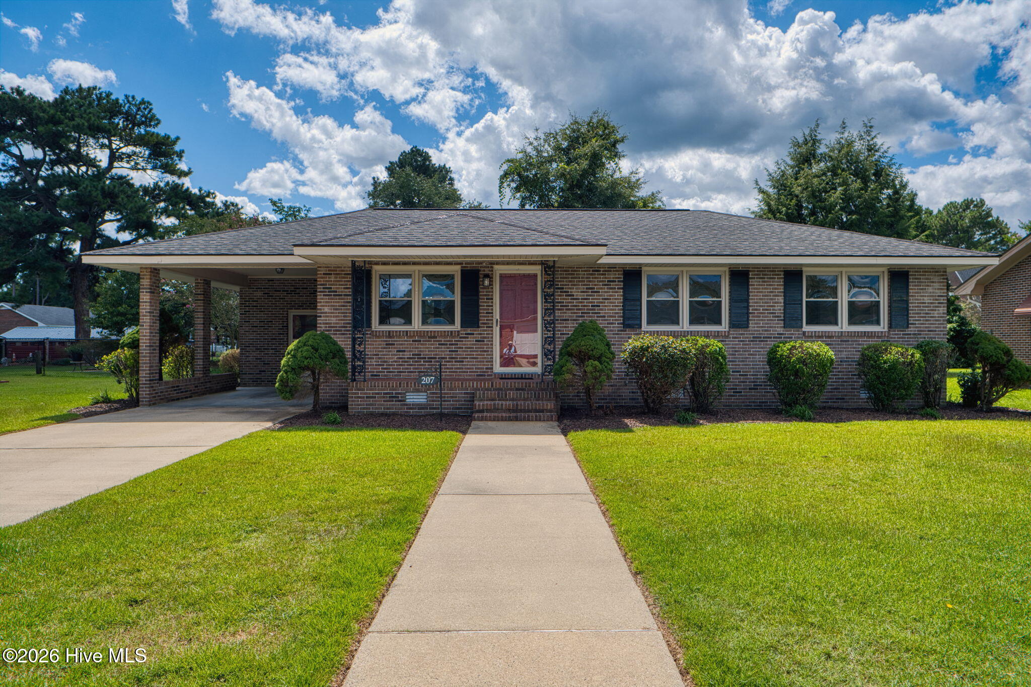 207 Crescent Drive Property Photo 1