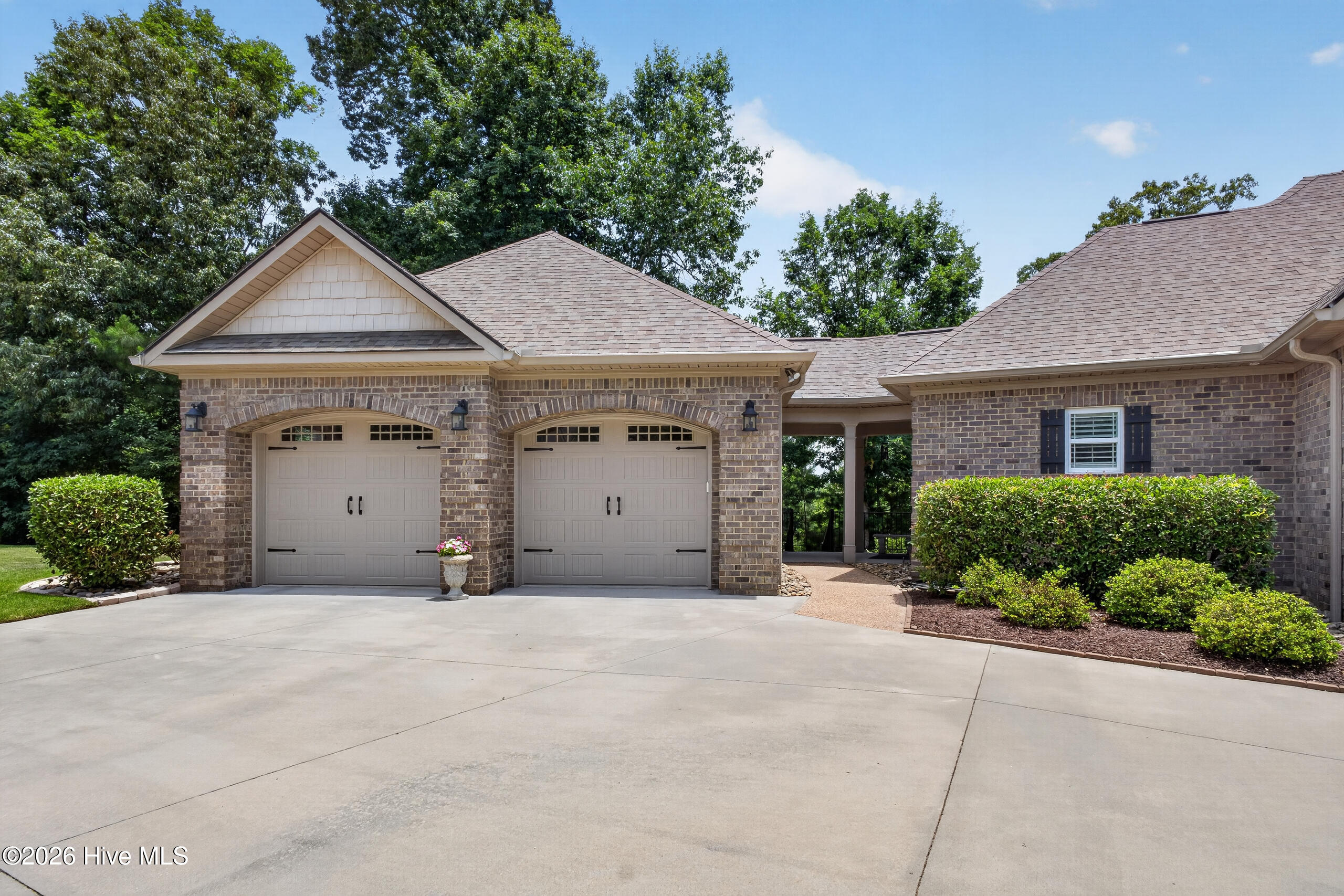 156 Quiet Oak Court Property Photo 5