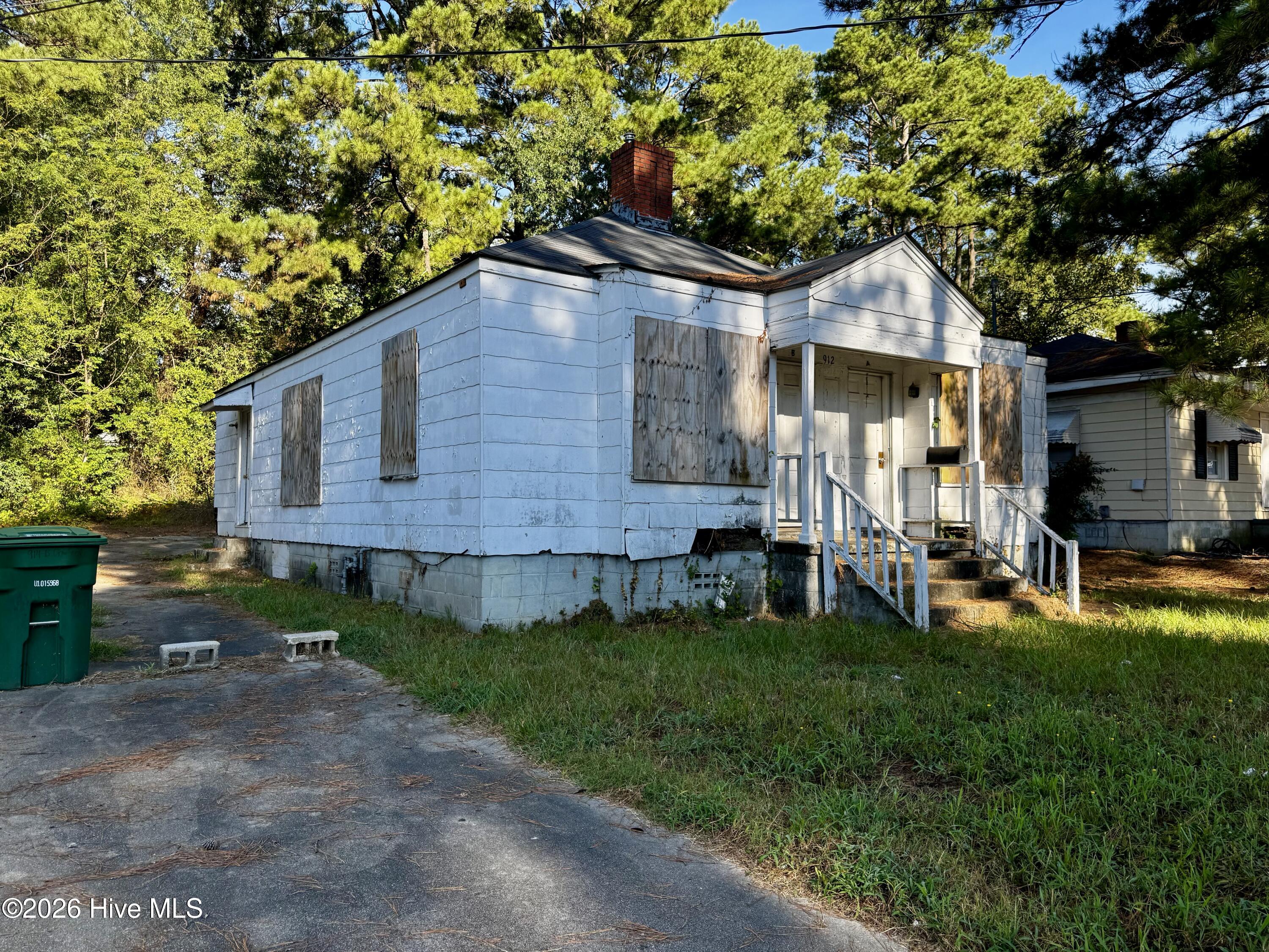 912 Crawford Street S Property Photo 2