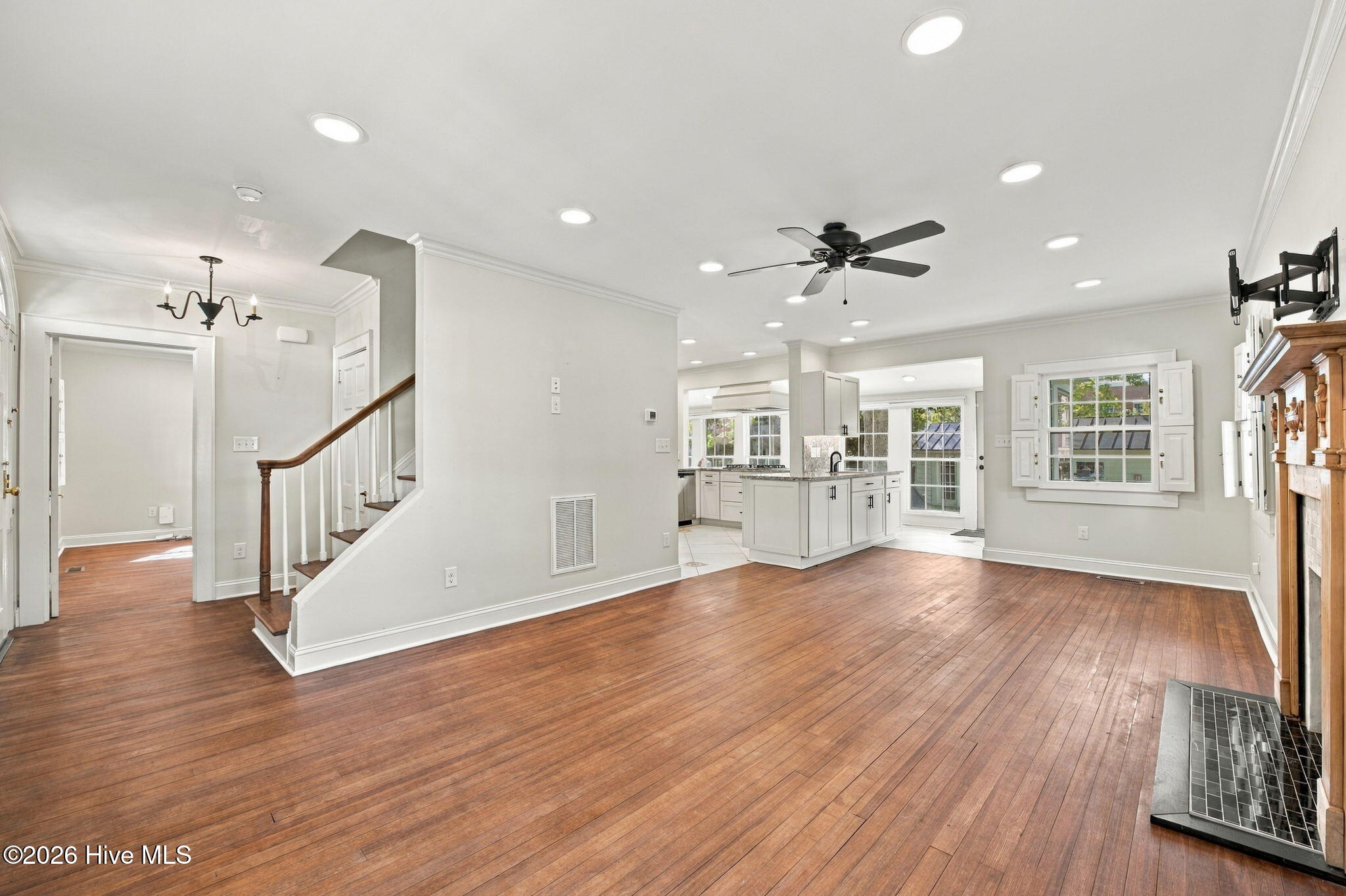 609 New Street Property Photo 7