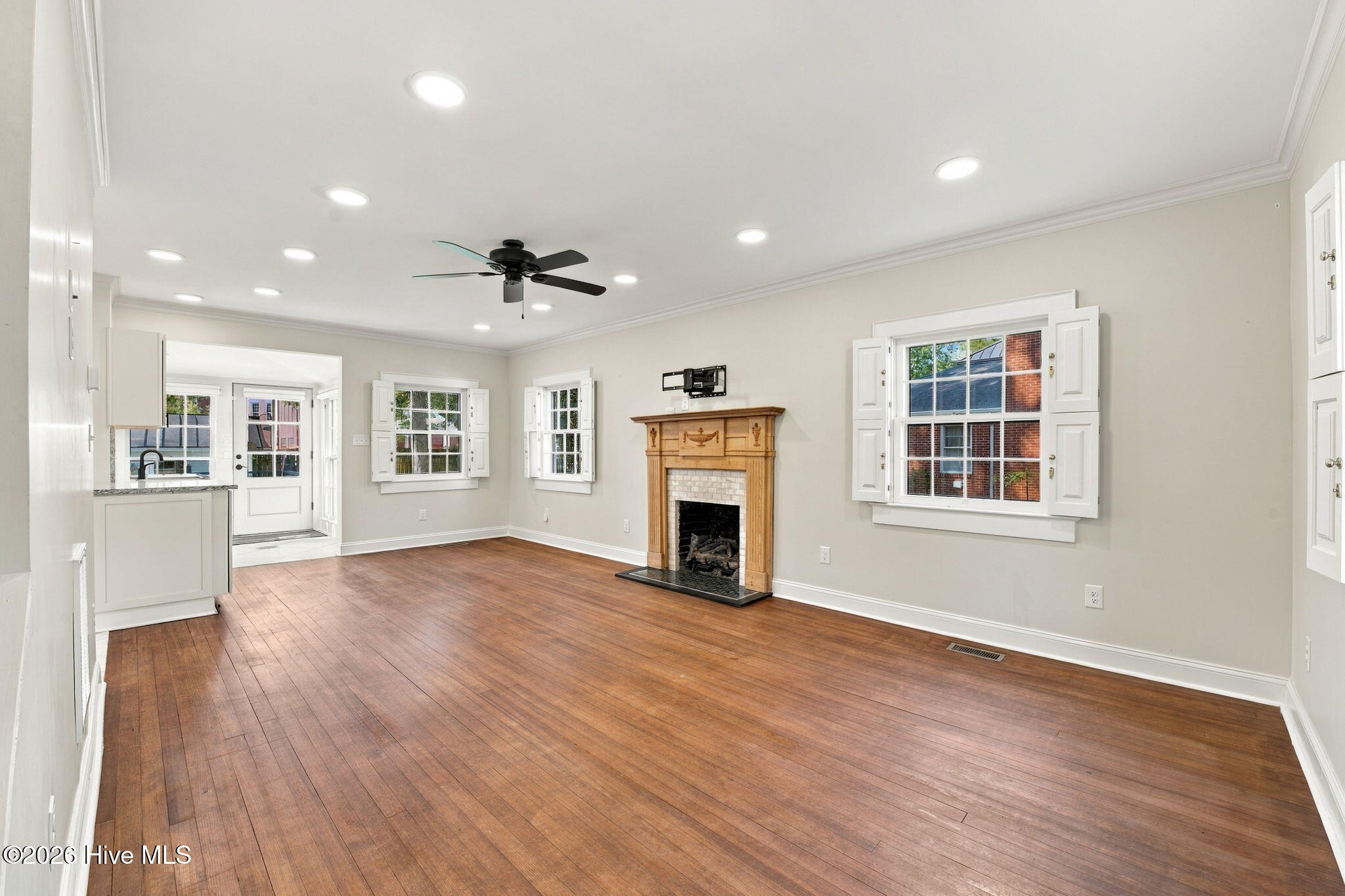609 New Street Property Photo 9