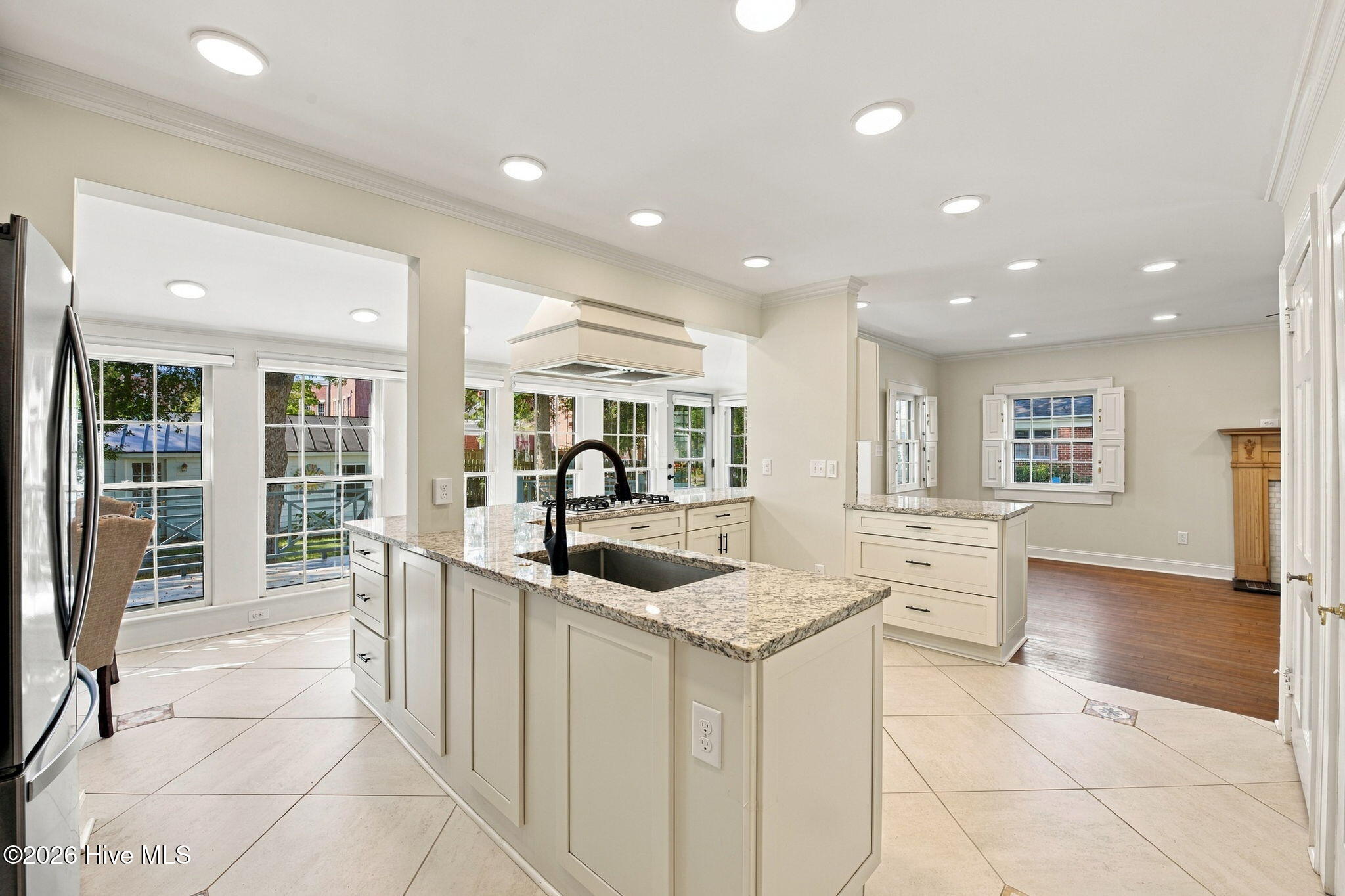 609 New Street Property Photo 13
