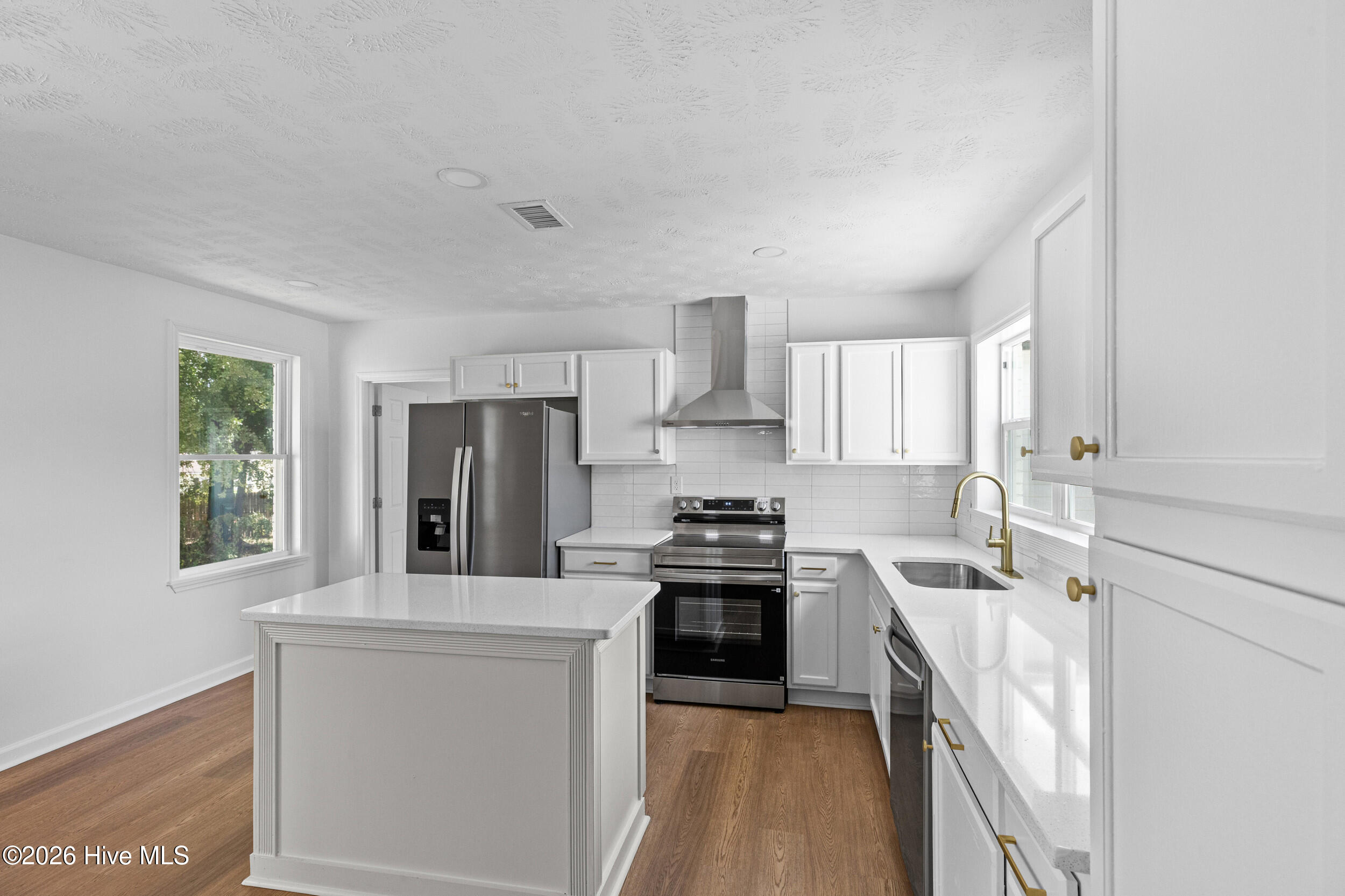 2020 Kennedy Drive Property Photo 11