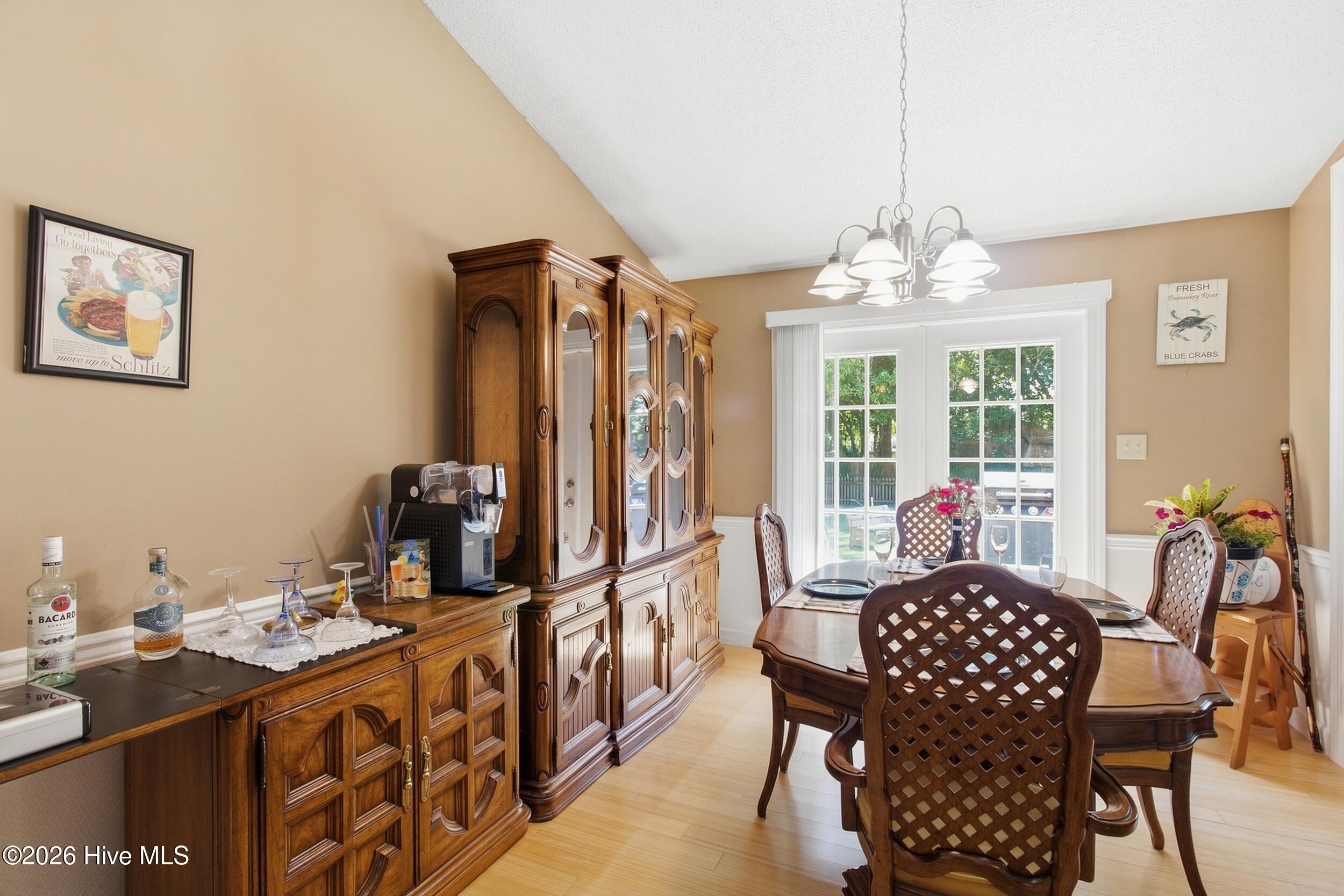 4909 Creekside Drive Property Photo 3