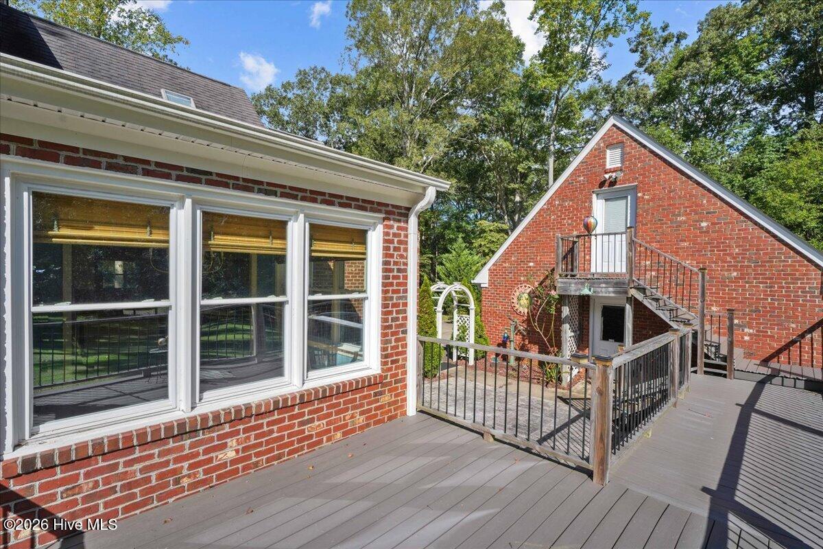 404 Barrington Drive Property Photo 8