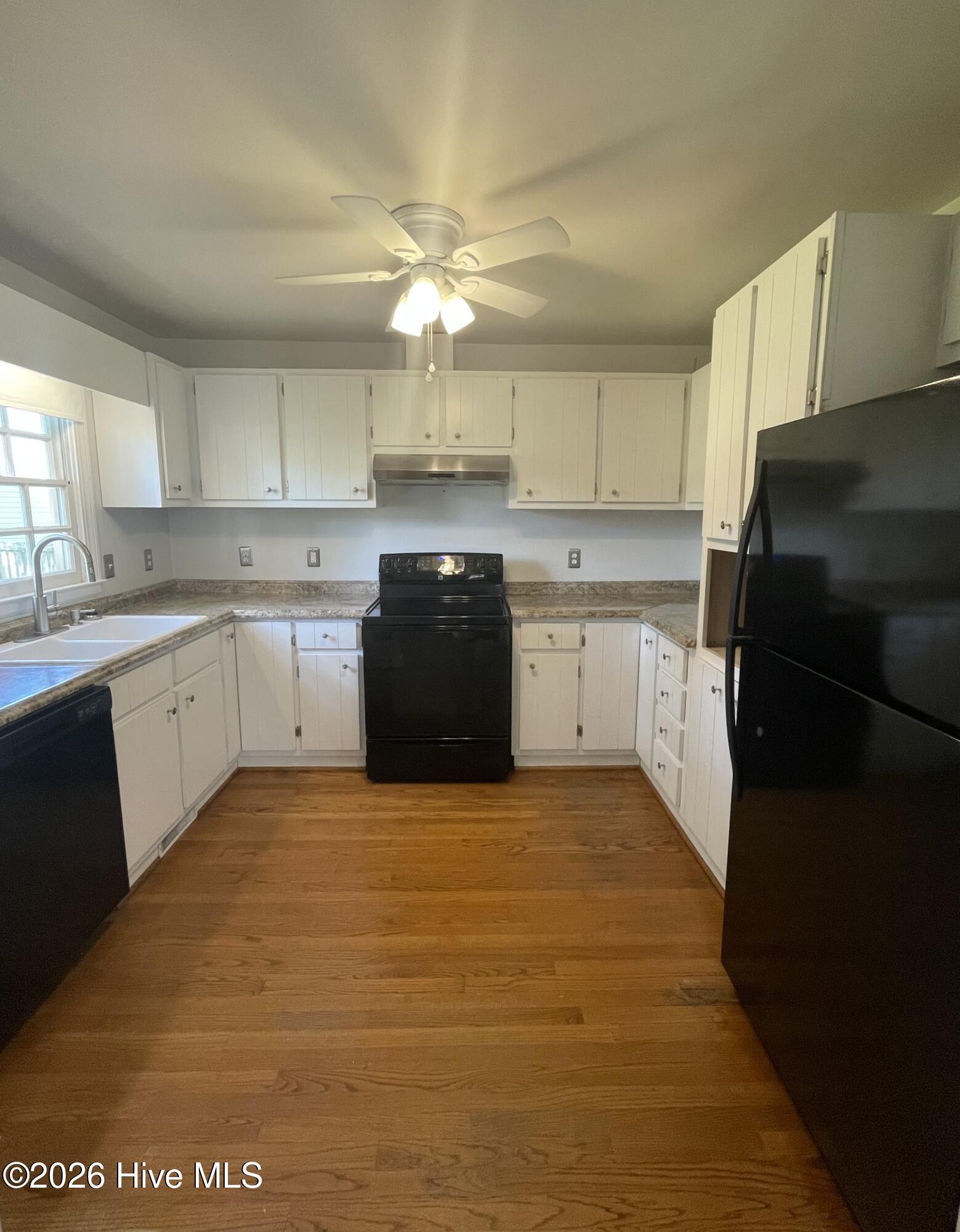 2905 Mandy Lane Property Photo 6
