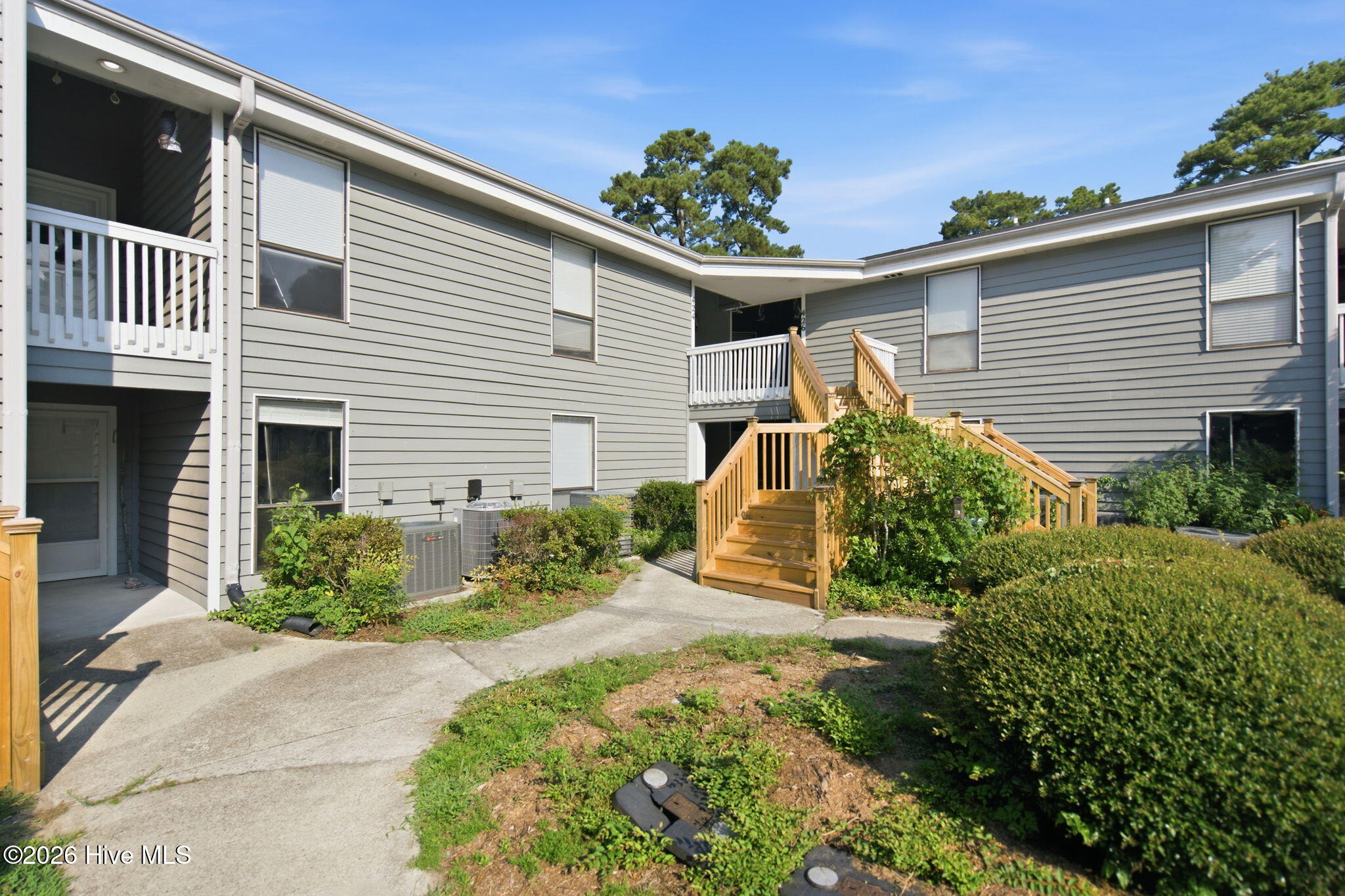 728 Azalea Drive 423 Property Photo 3