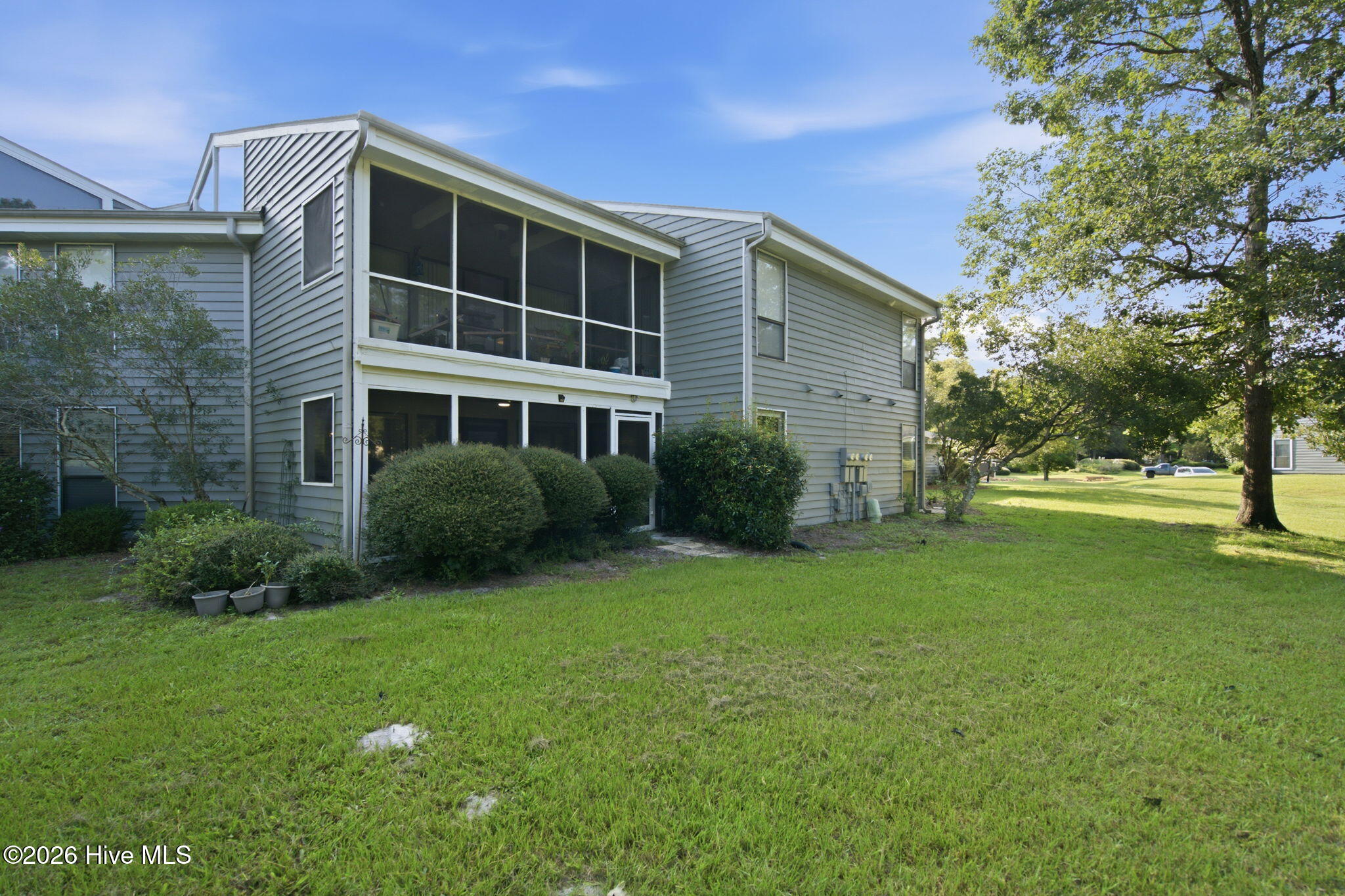 728 Azalea Drive 423 Property Photo 5
