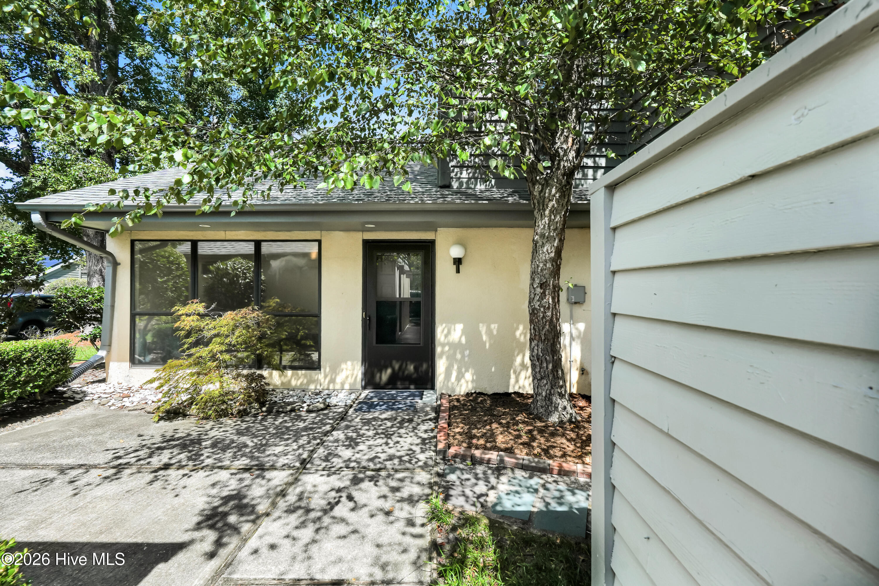 1433 Villa Place E Property Photo 2
