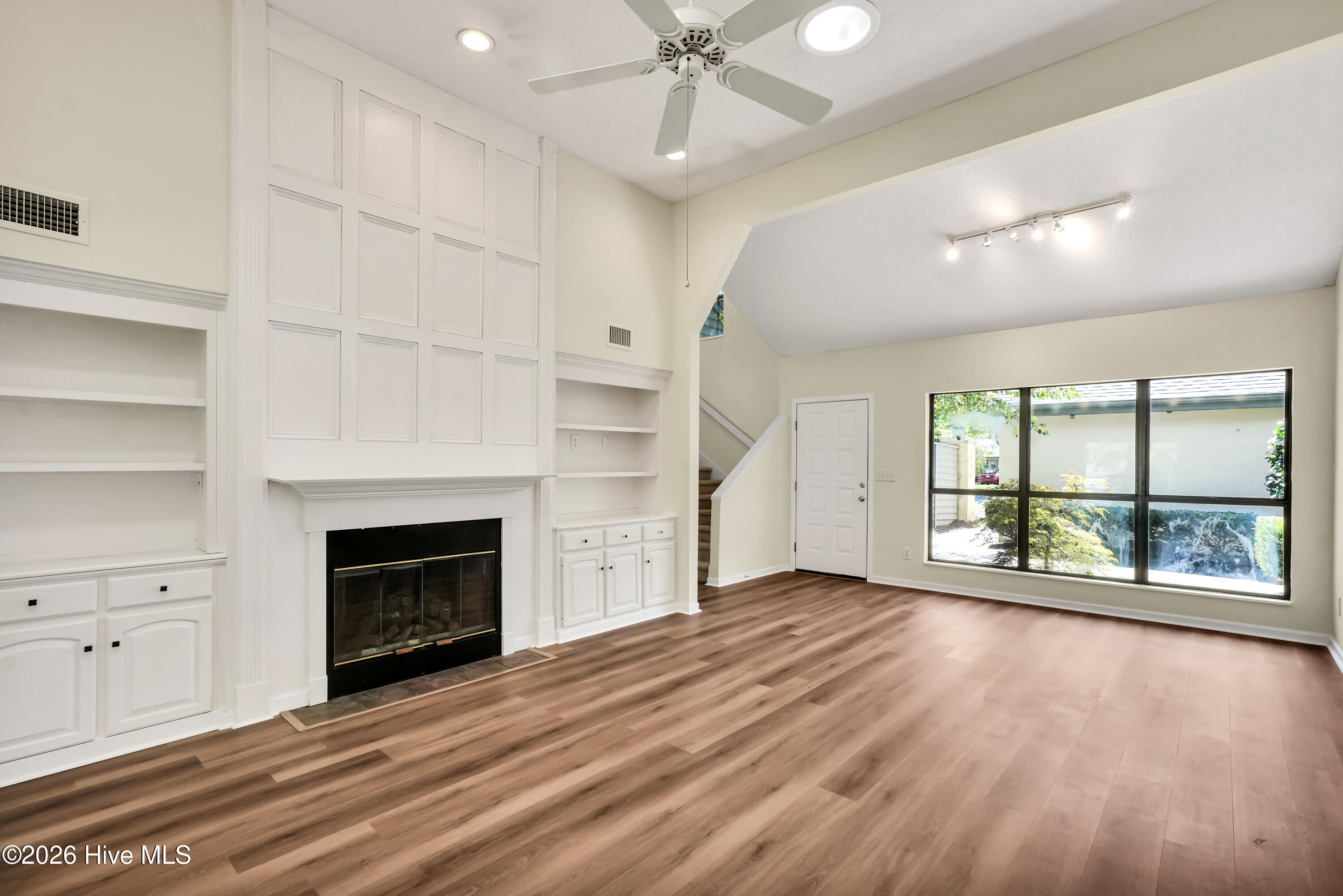 1433 Villa Place E Property Photo 7