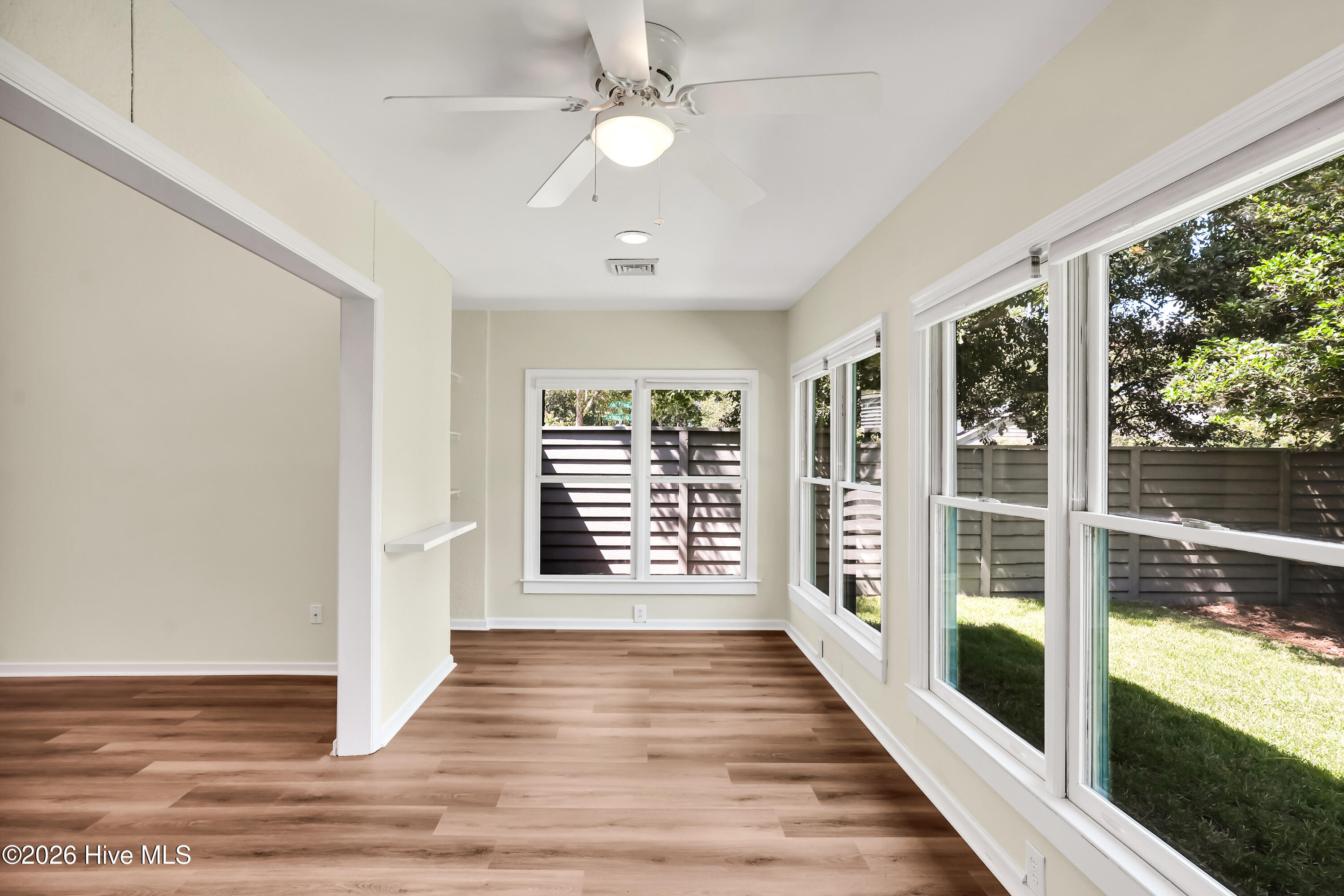 1433 Villa Place E Property Photo 9