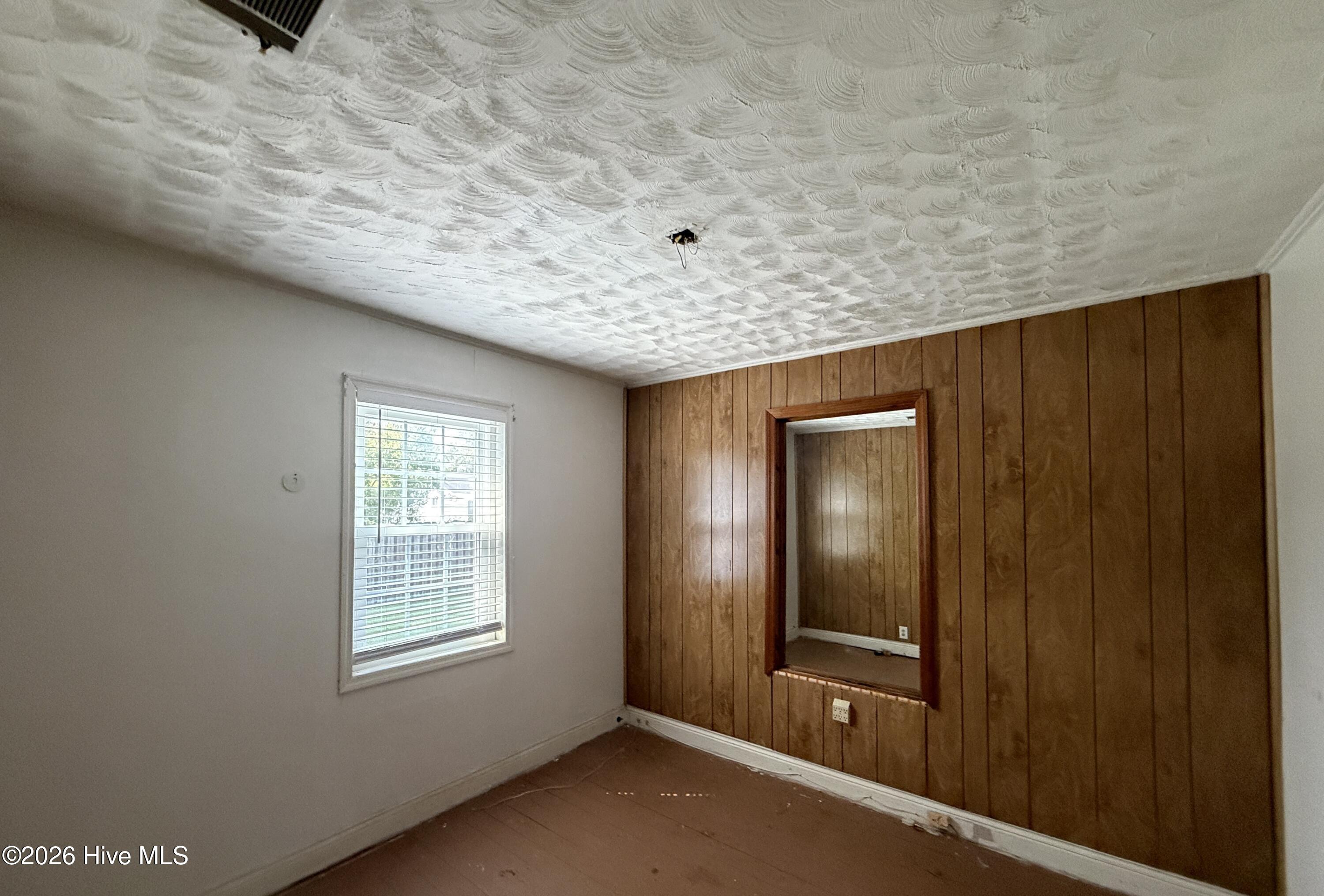 401 E Howard Street Property Photo 11