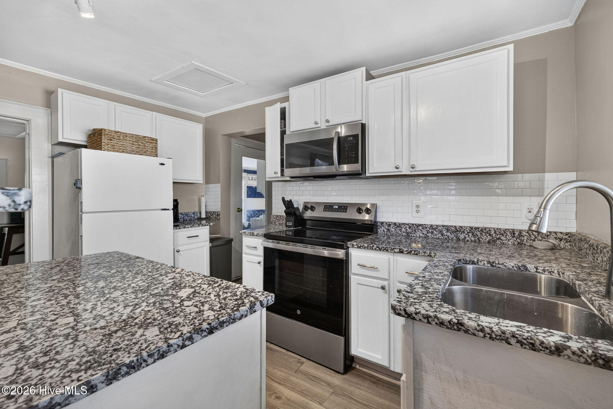 1822 Waddell Street Property Photo 8