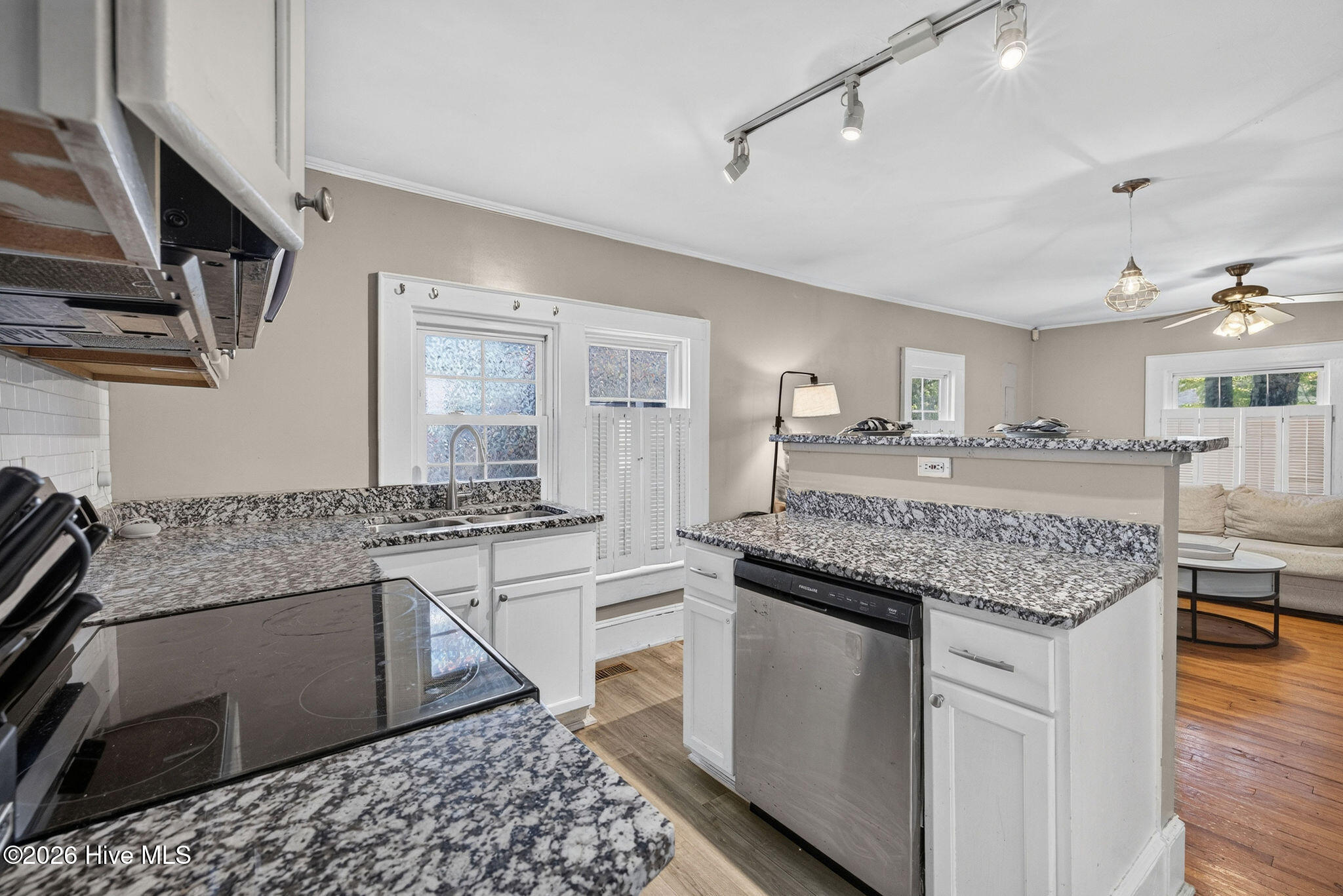 1822 Waddell Street Property Photo 10