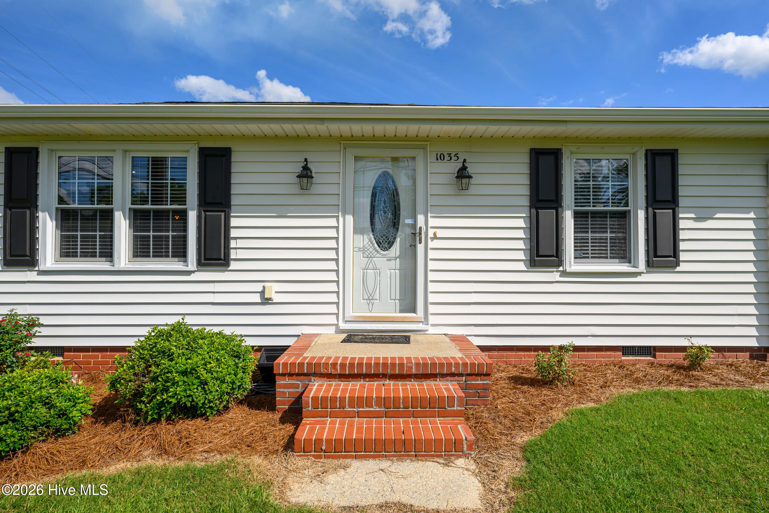 1035 W Saint James Street Property Photo 4