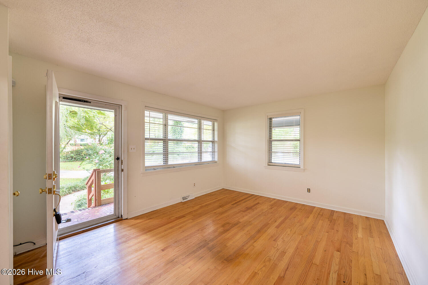 511 W 4th Street Property Photo 4