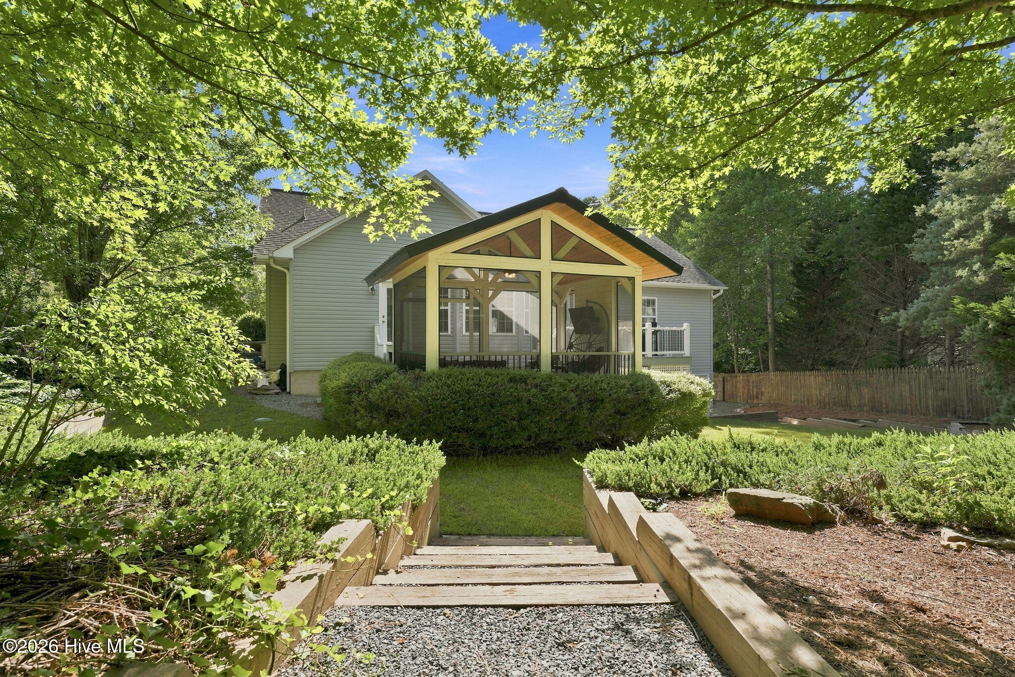 30 Lake View Drive E Property Photo 7