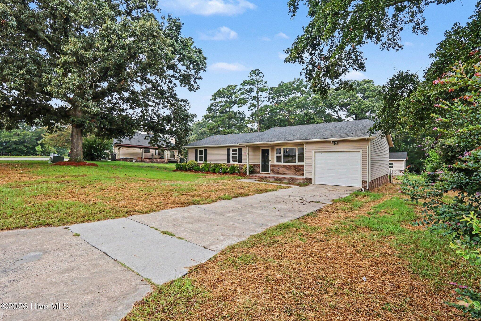 105 Lake Hurst Drive Property Photo 2