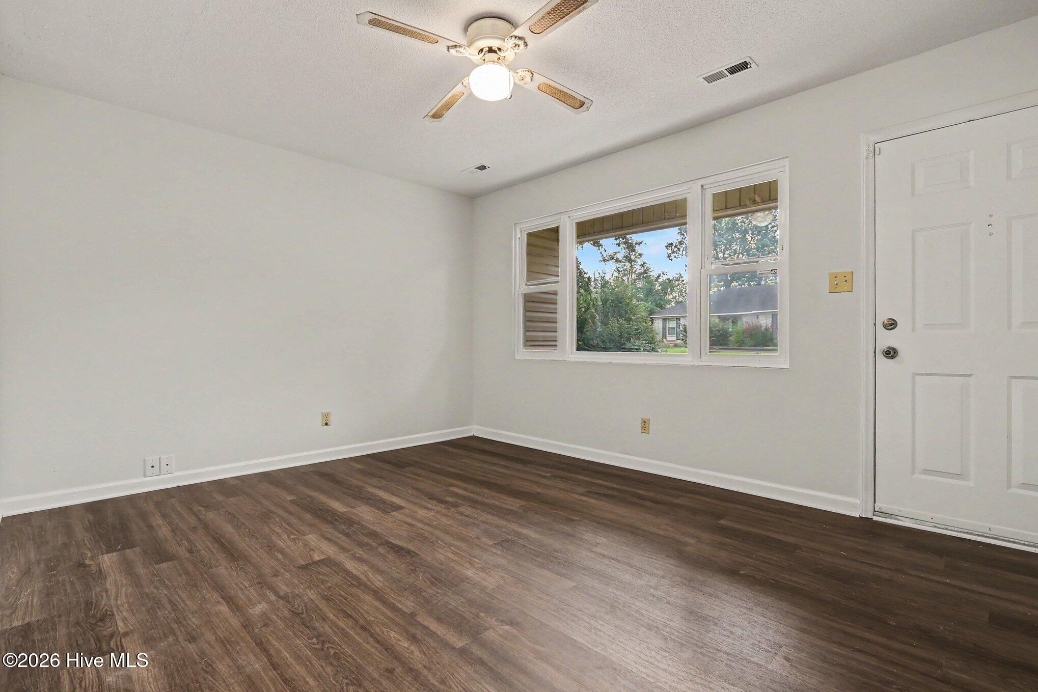 105 Lake Hurst Drive Property Photo 3