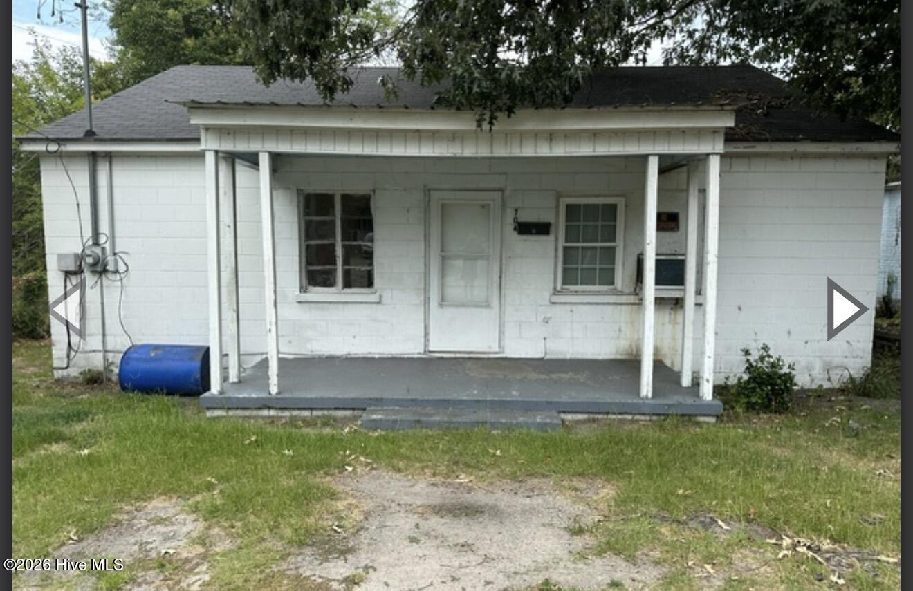 704 E Washington Avenue Property Photo 1