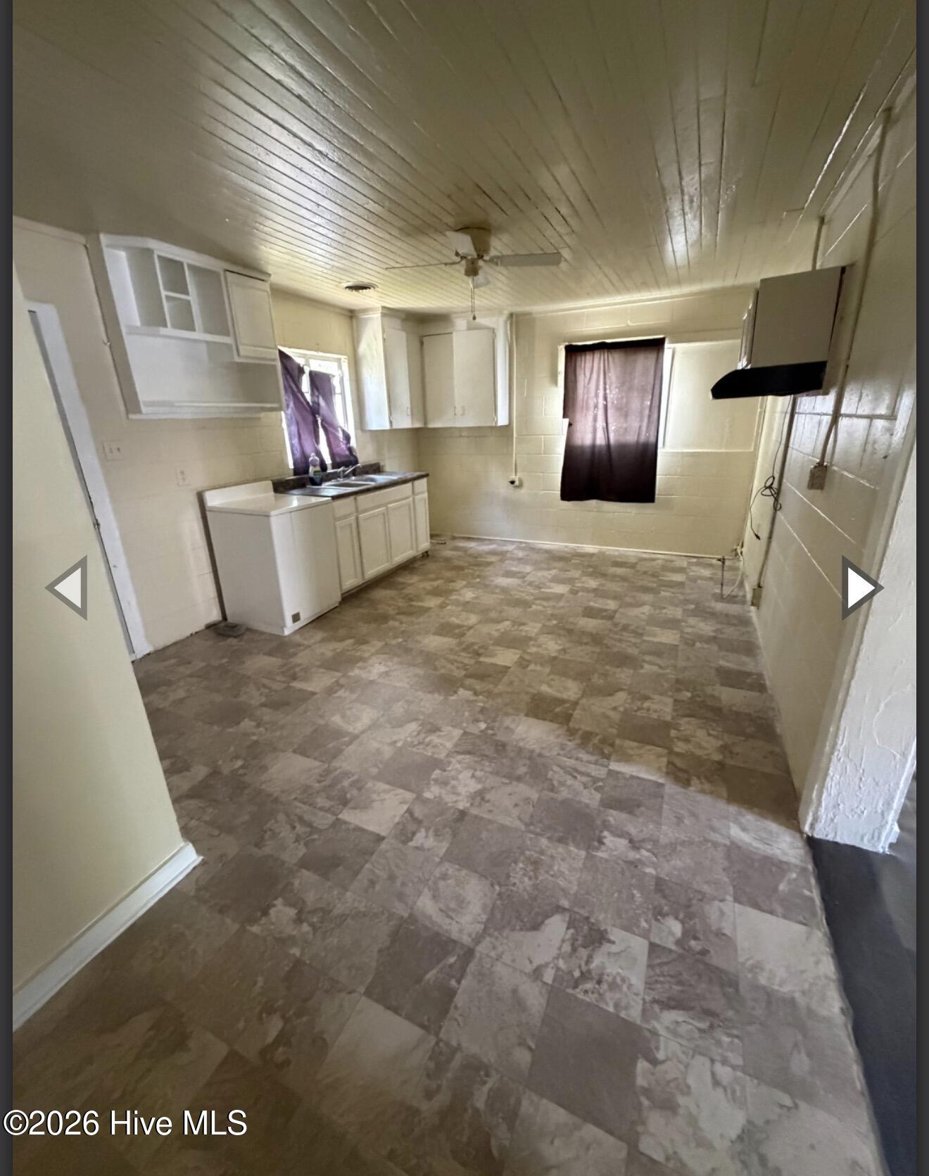 704 E Washington Avenue Property Photo 11