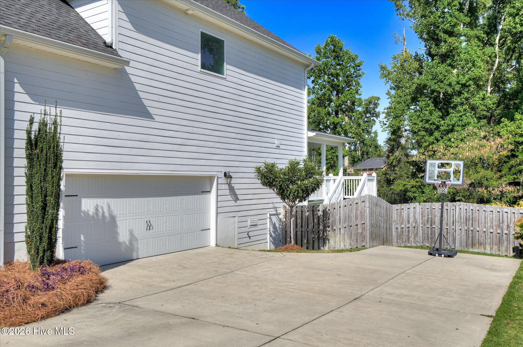 4152 Knollcrest Circle N Property Photo 5