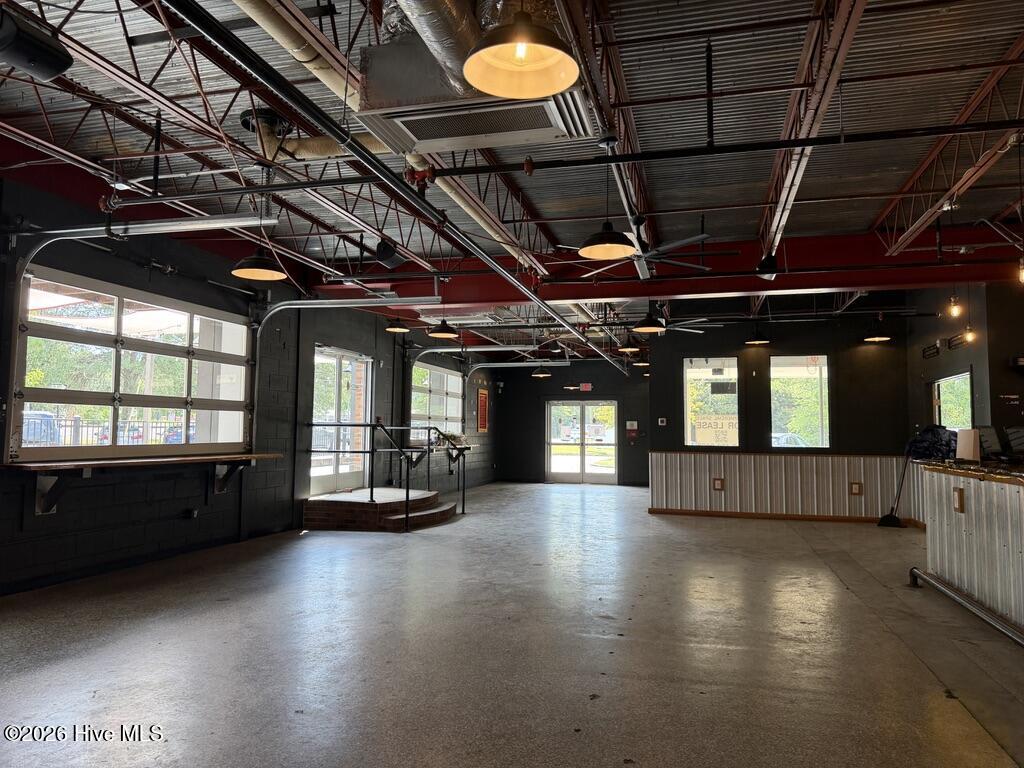 490 Sw Broad Street Property Photo 6