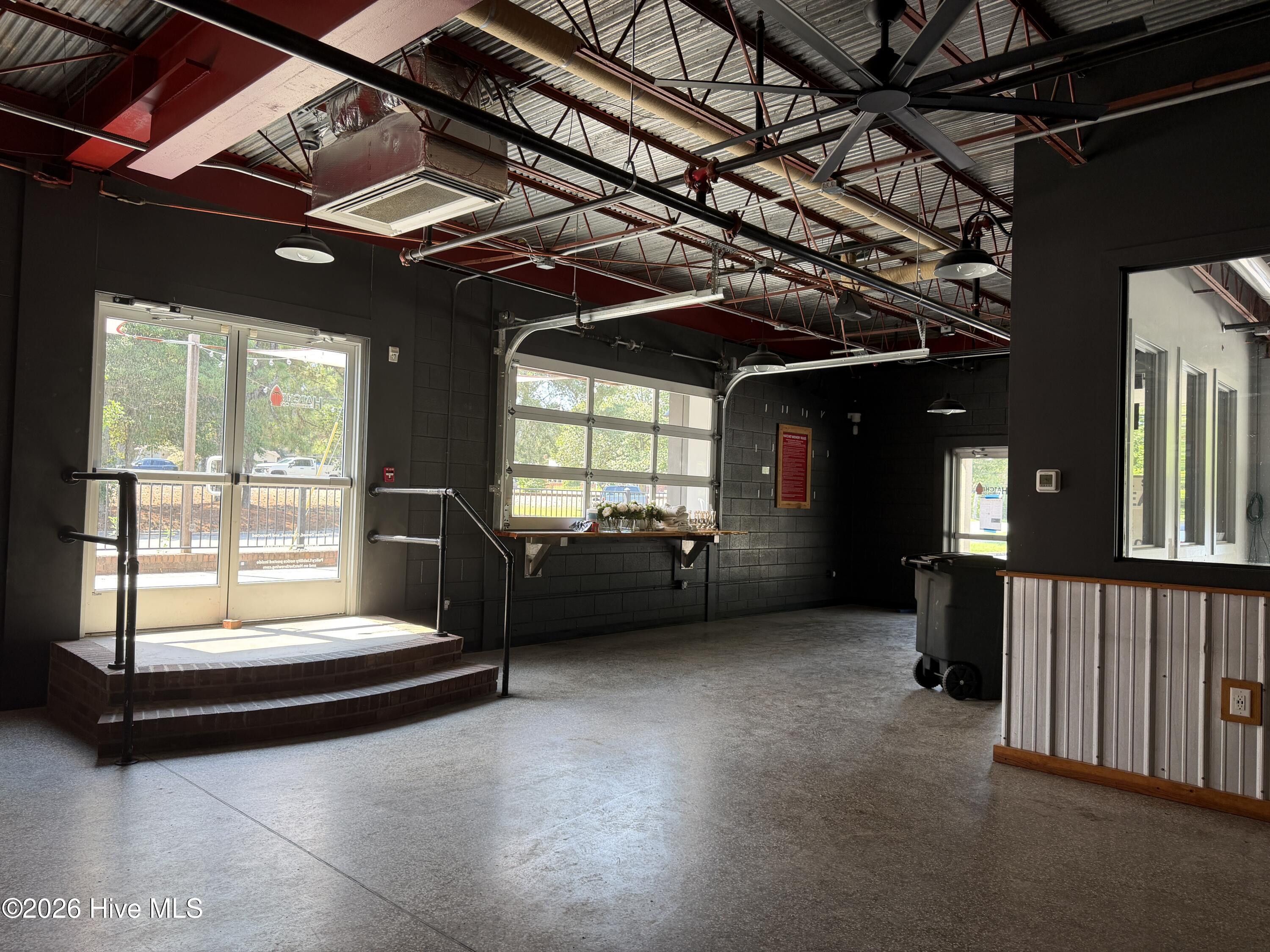 490 Sw Broad Street Property Photo 7