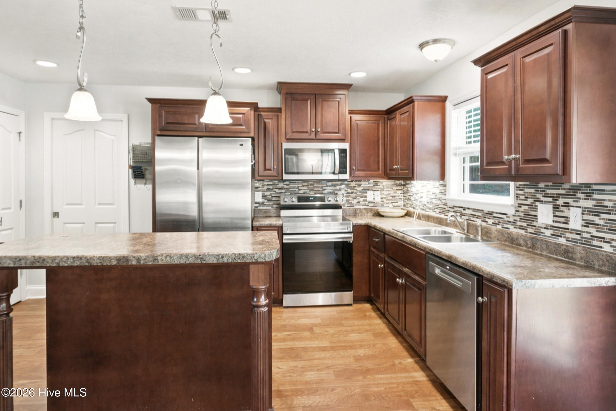 5104 Trickling Creek Drive Property Photo 3