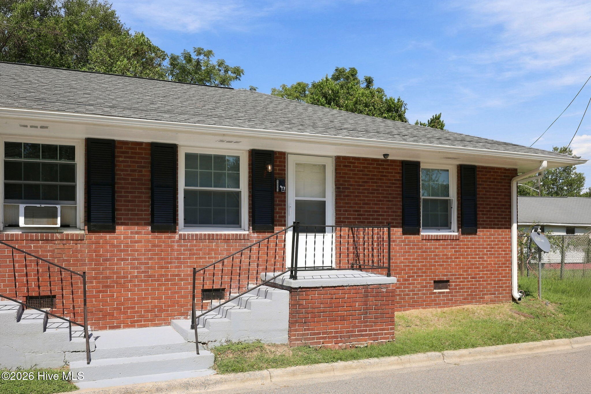 1002 W 6th Street A Property Photo 2