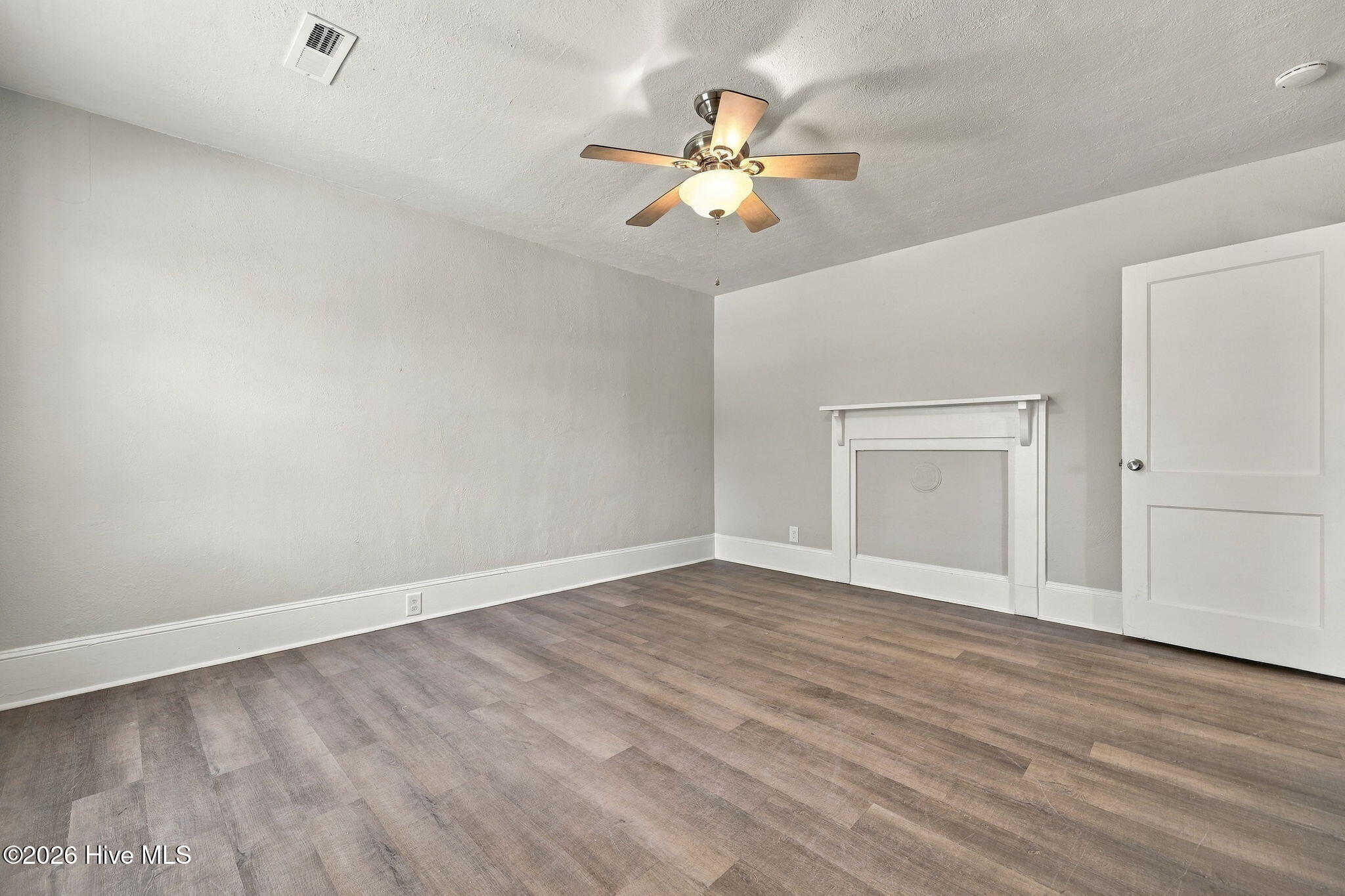 1002 W 6th Street A Property Photo 6