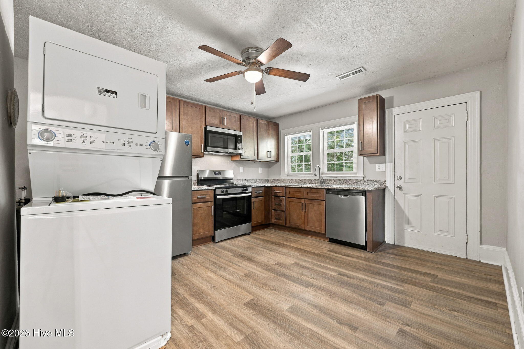 1002 W 6th Street A Property Photo 10