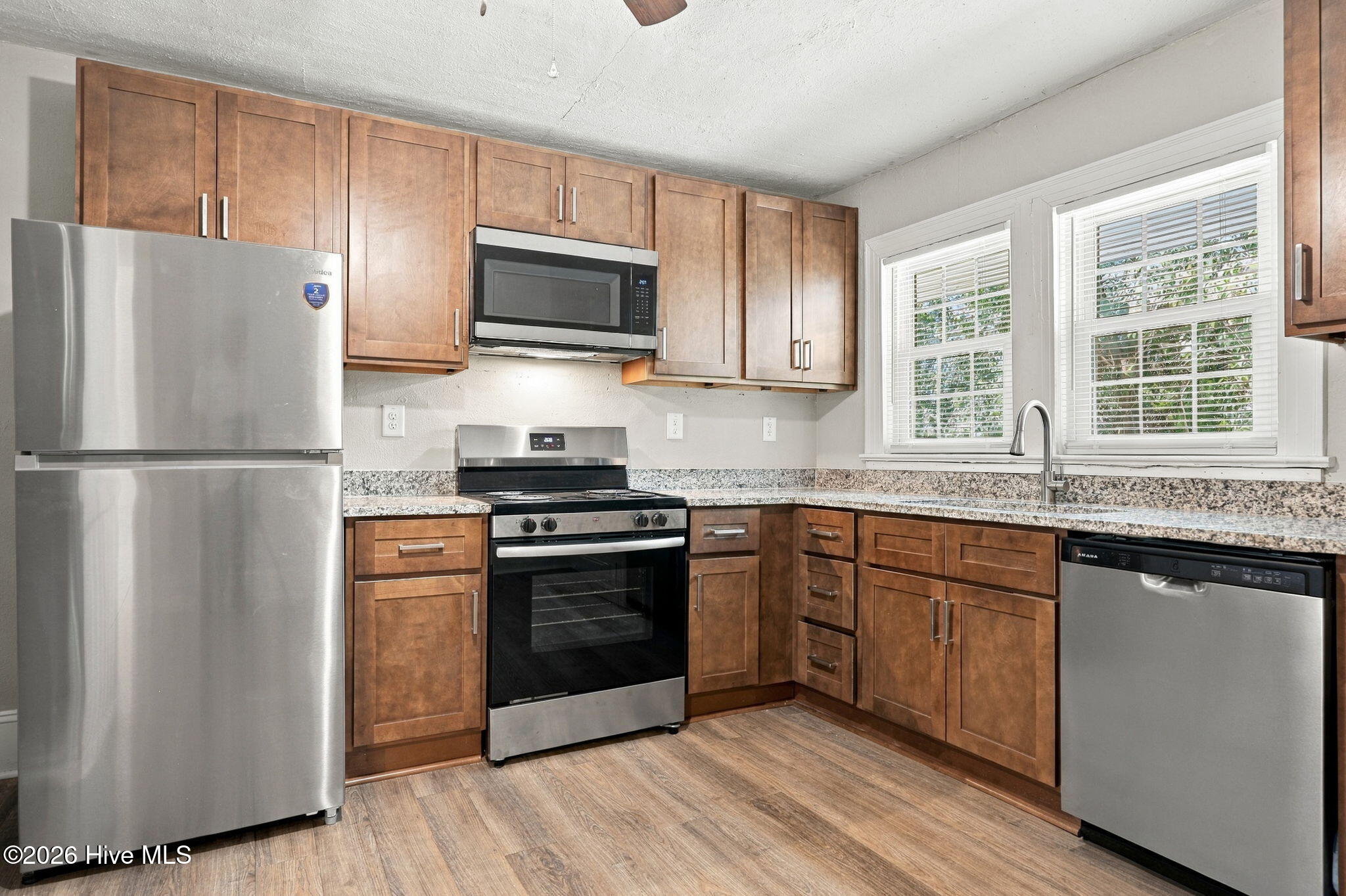 1002 W 6th Street A Property Photo 11