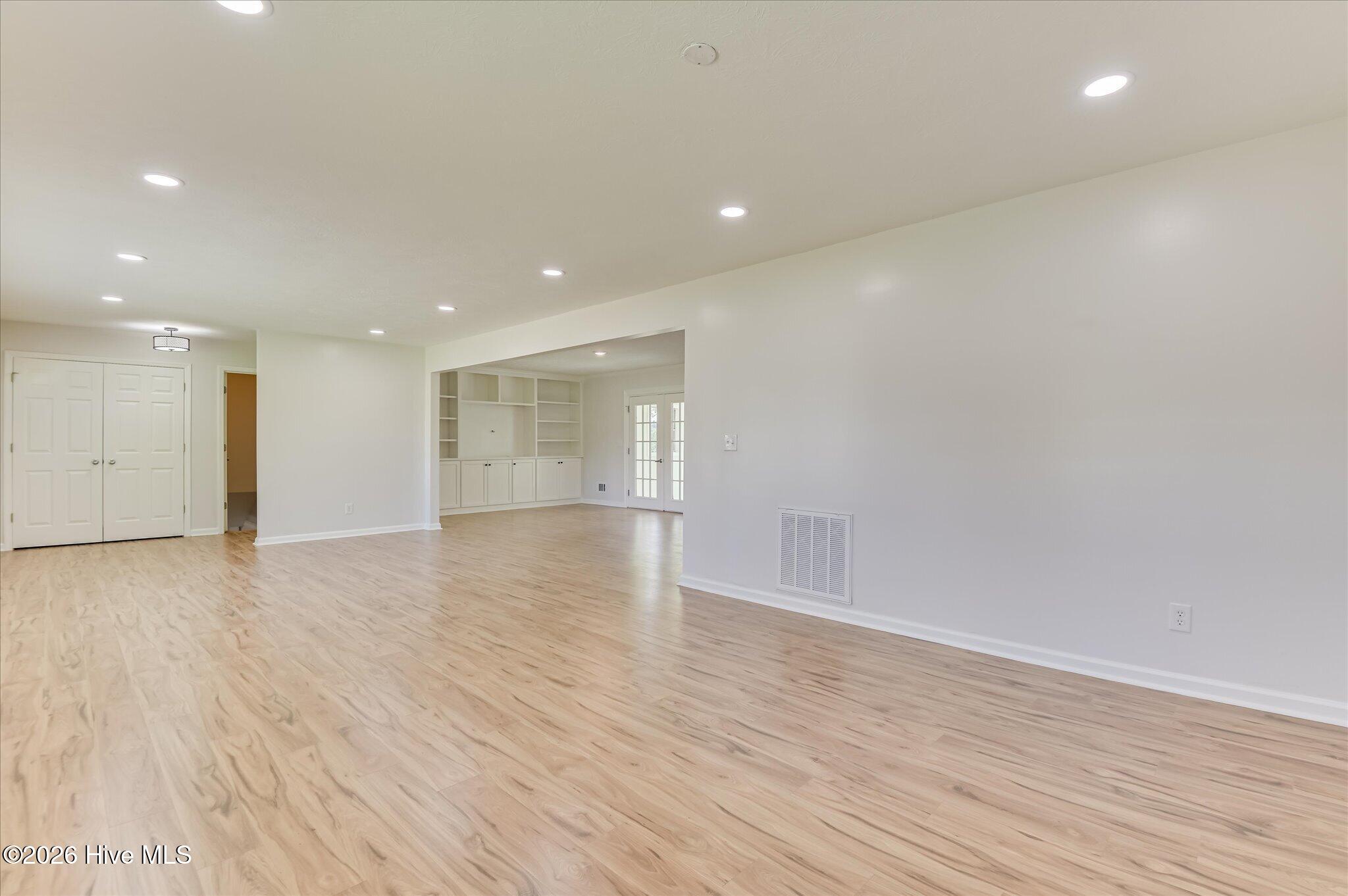 633 Cambridge Court Property Photo 17