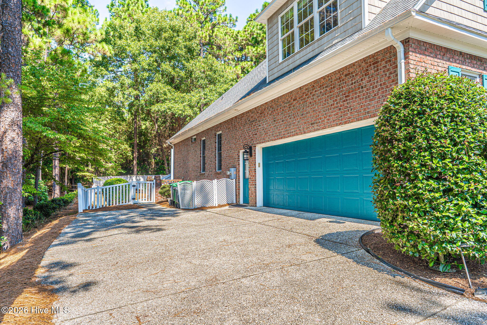 725 Lake Forest Drive Se Property Photo 4