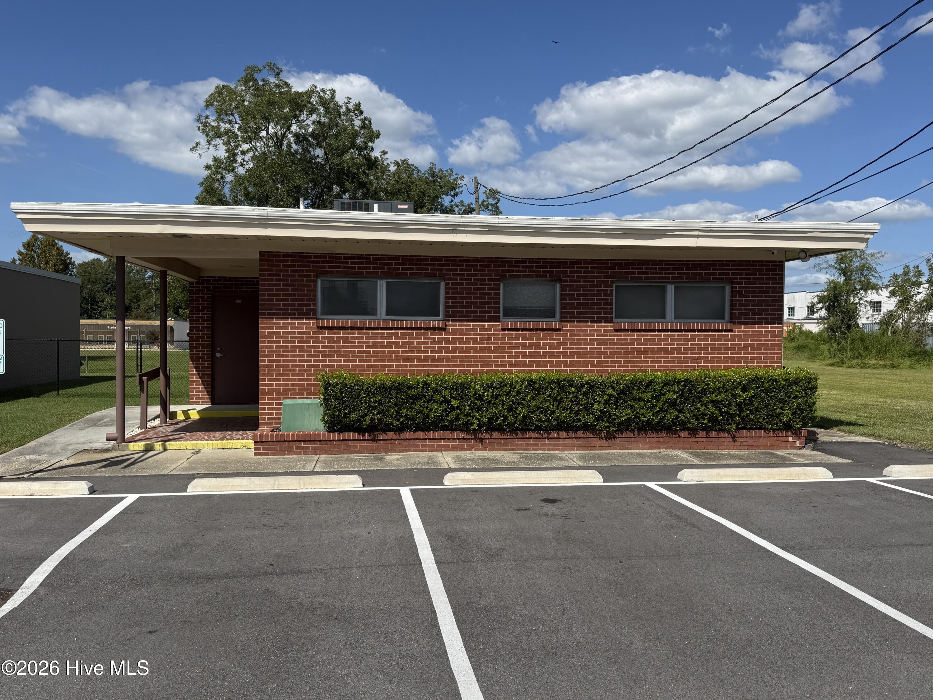 615 College Street Property Photo 1