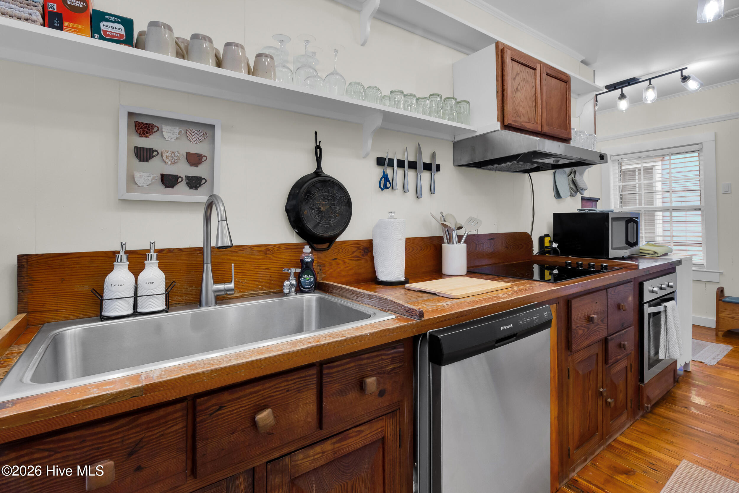 409 Hancock Street Property Photo 4