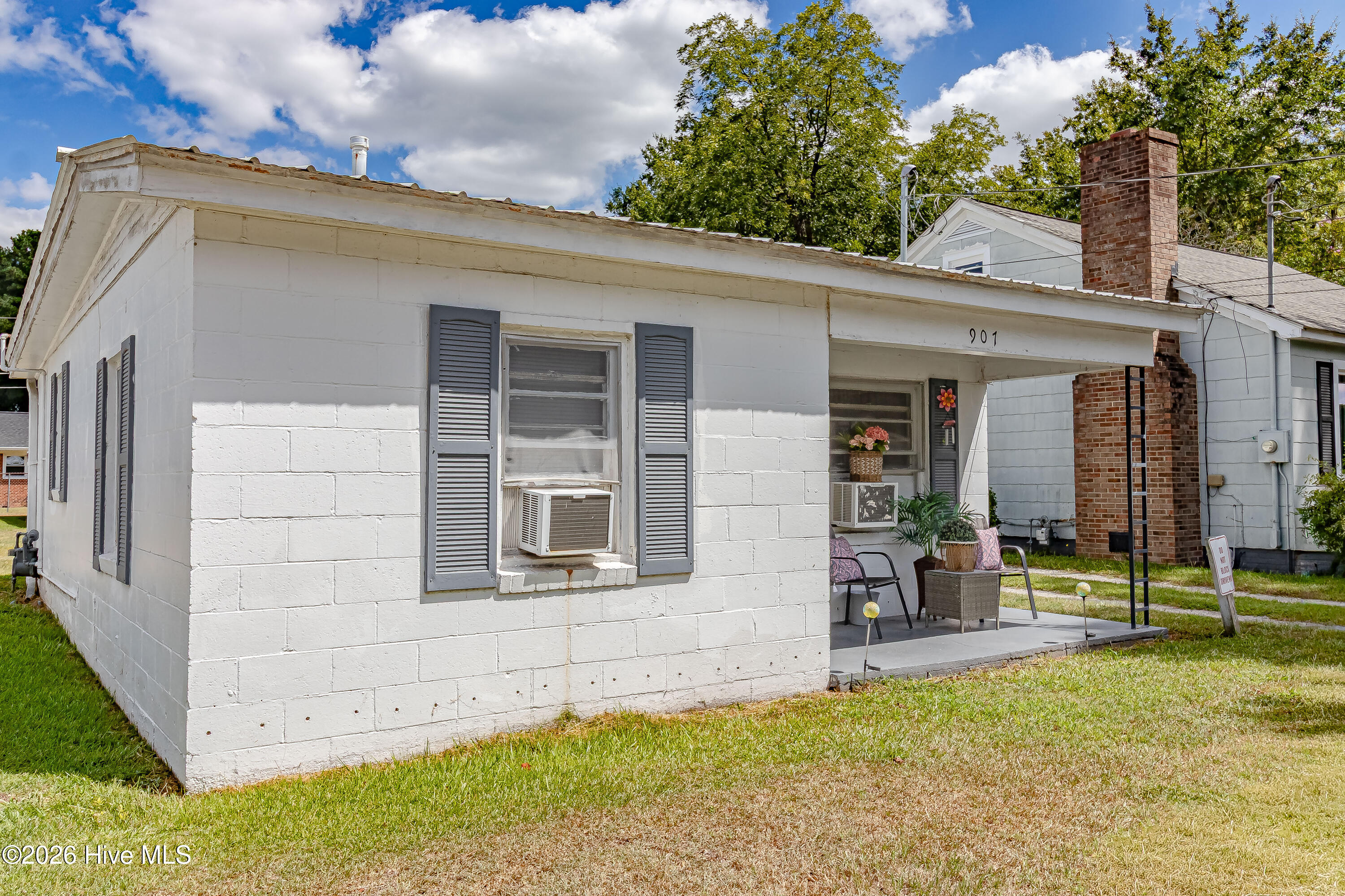907 E 4th Street Property Photo 1