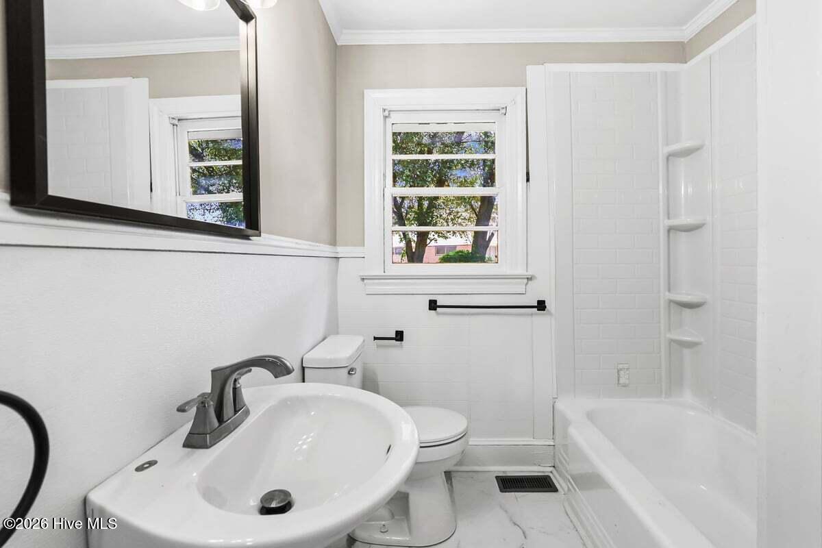 912 N Madison Avenue Property Photo 12