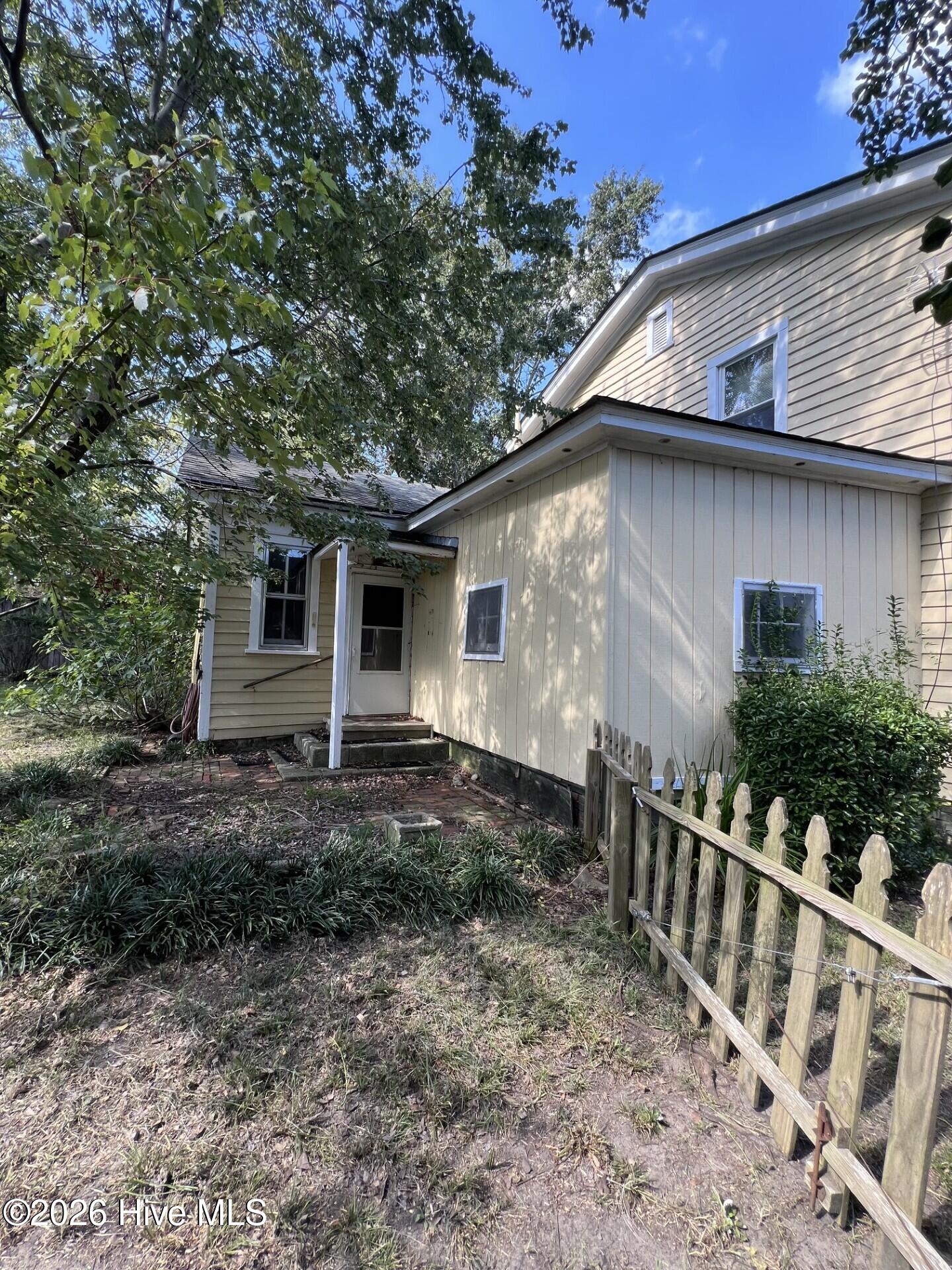 609 E Main Street Property Photo 5