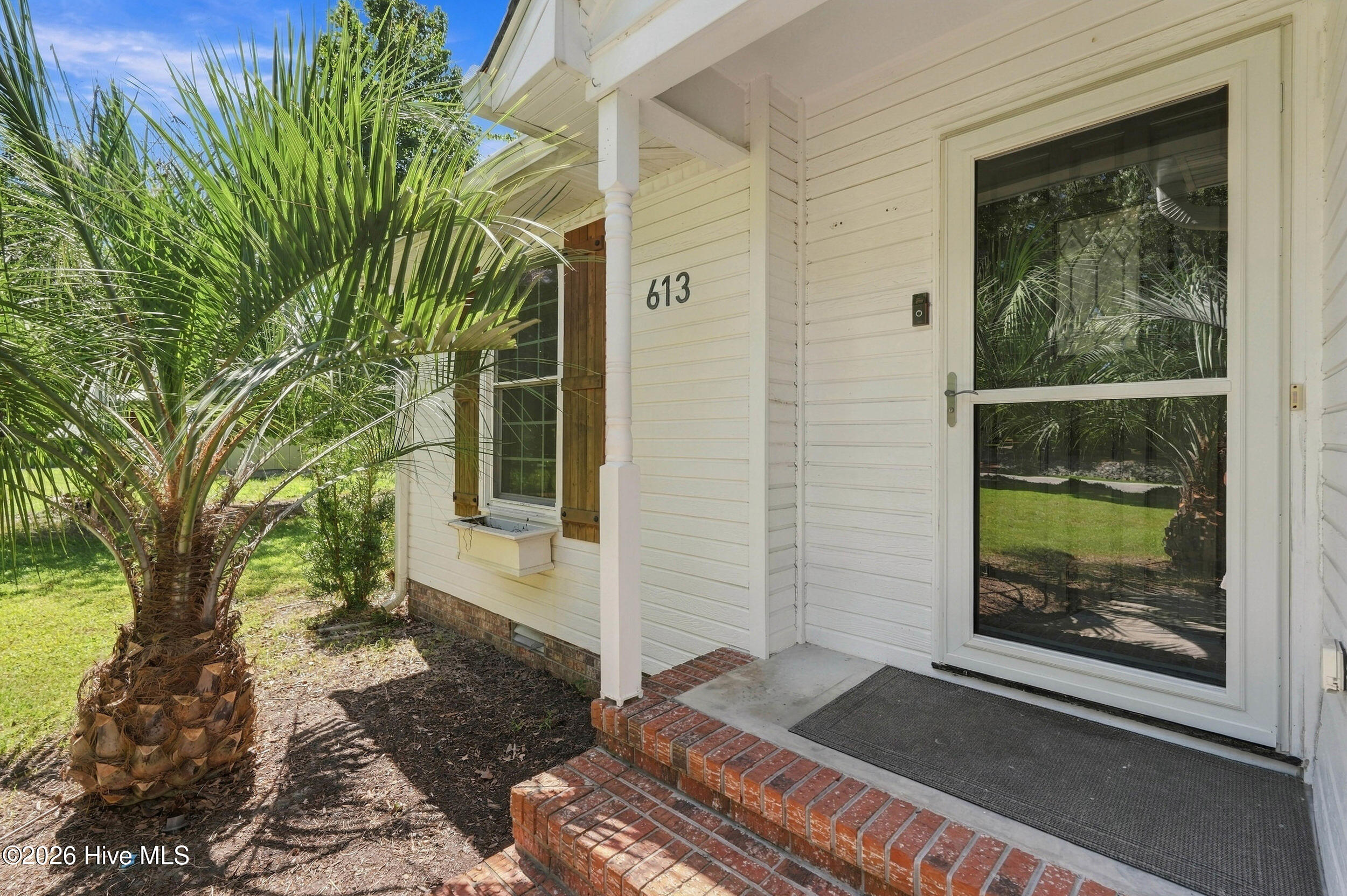 613 Ravenswood Road Property Photo 4