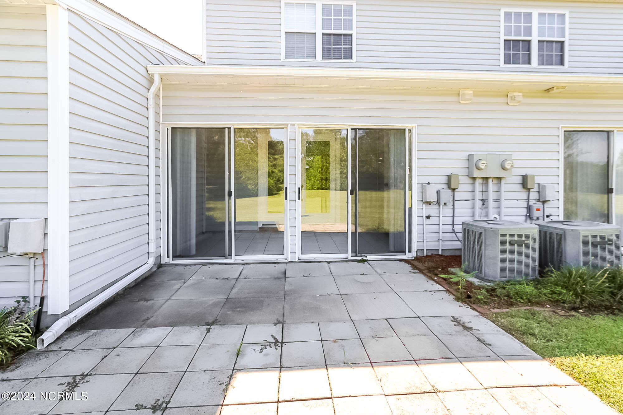 702 Courtyard E Property Photo 7