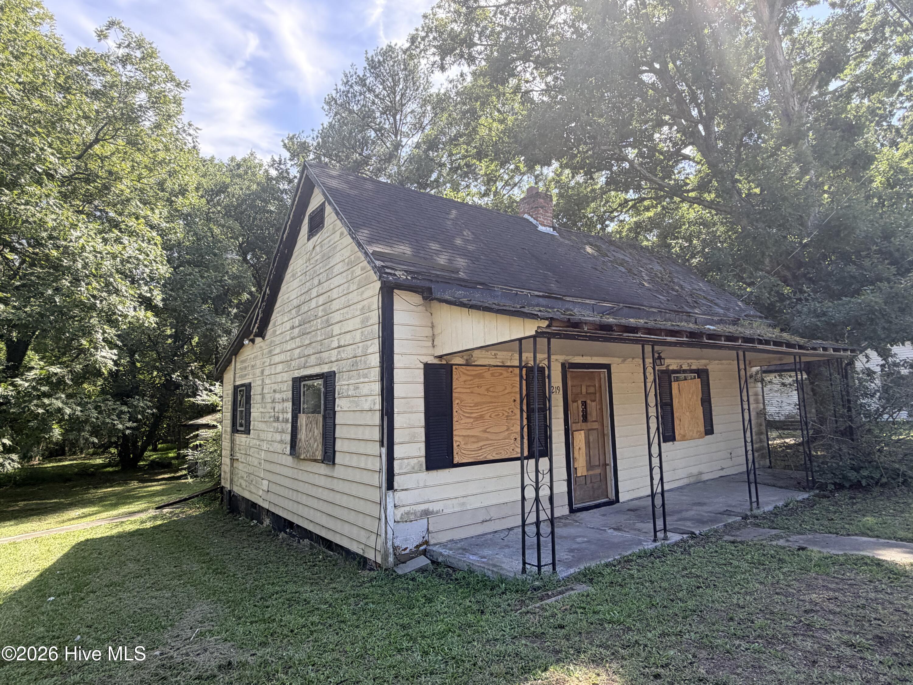1219 E Holly Street Property Photo 1