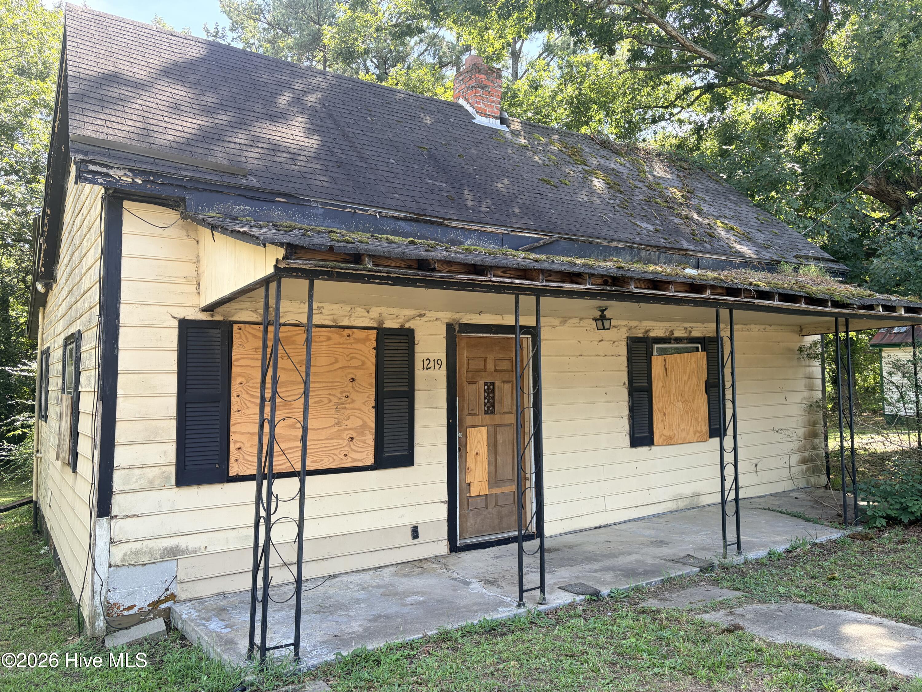 1219 E Holly Street Property Photo 2