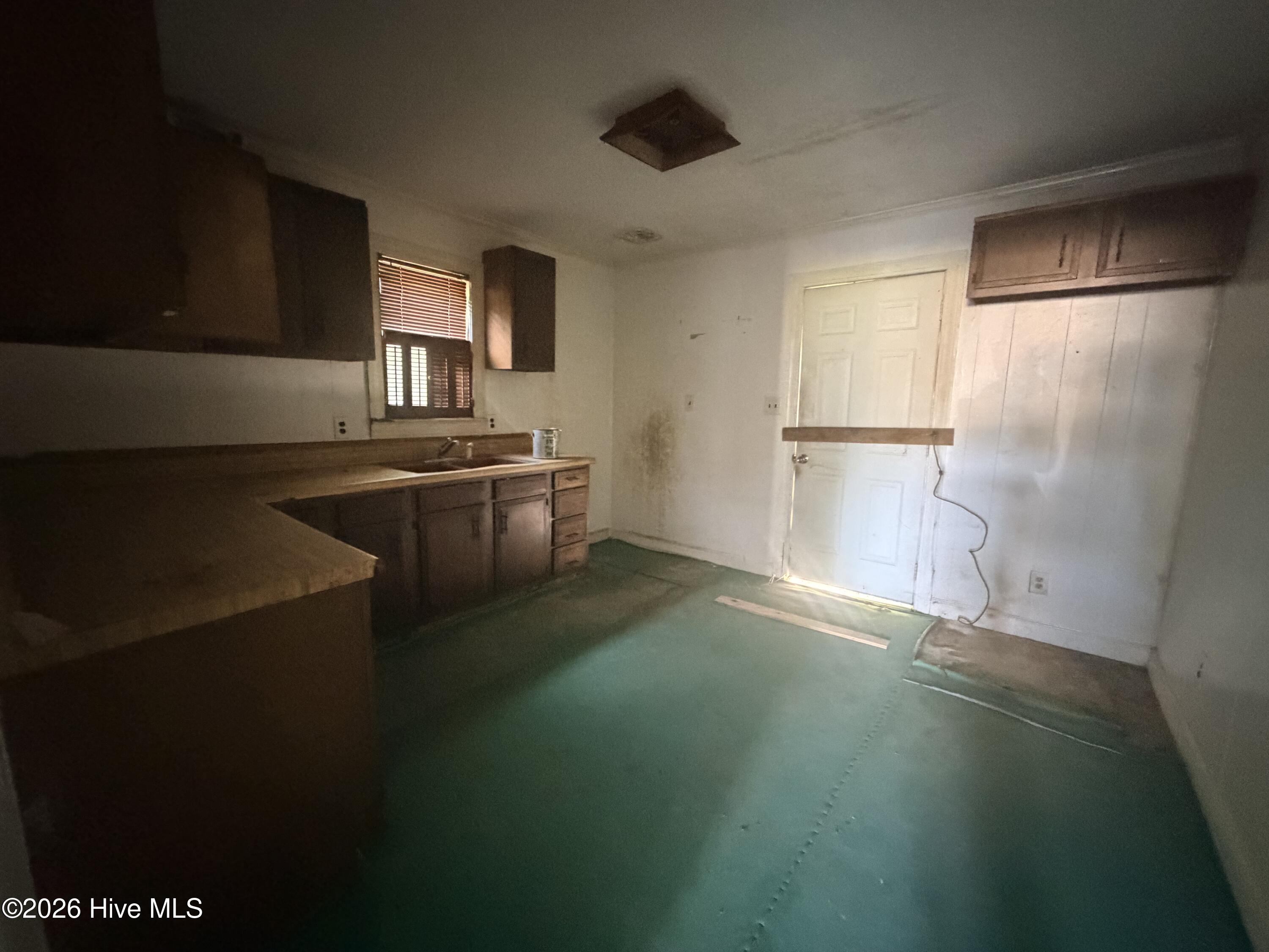 1219 E Holly Street Property Photo 3