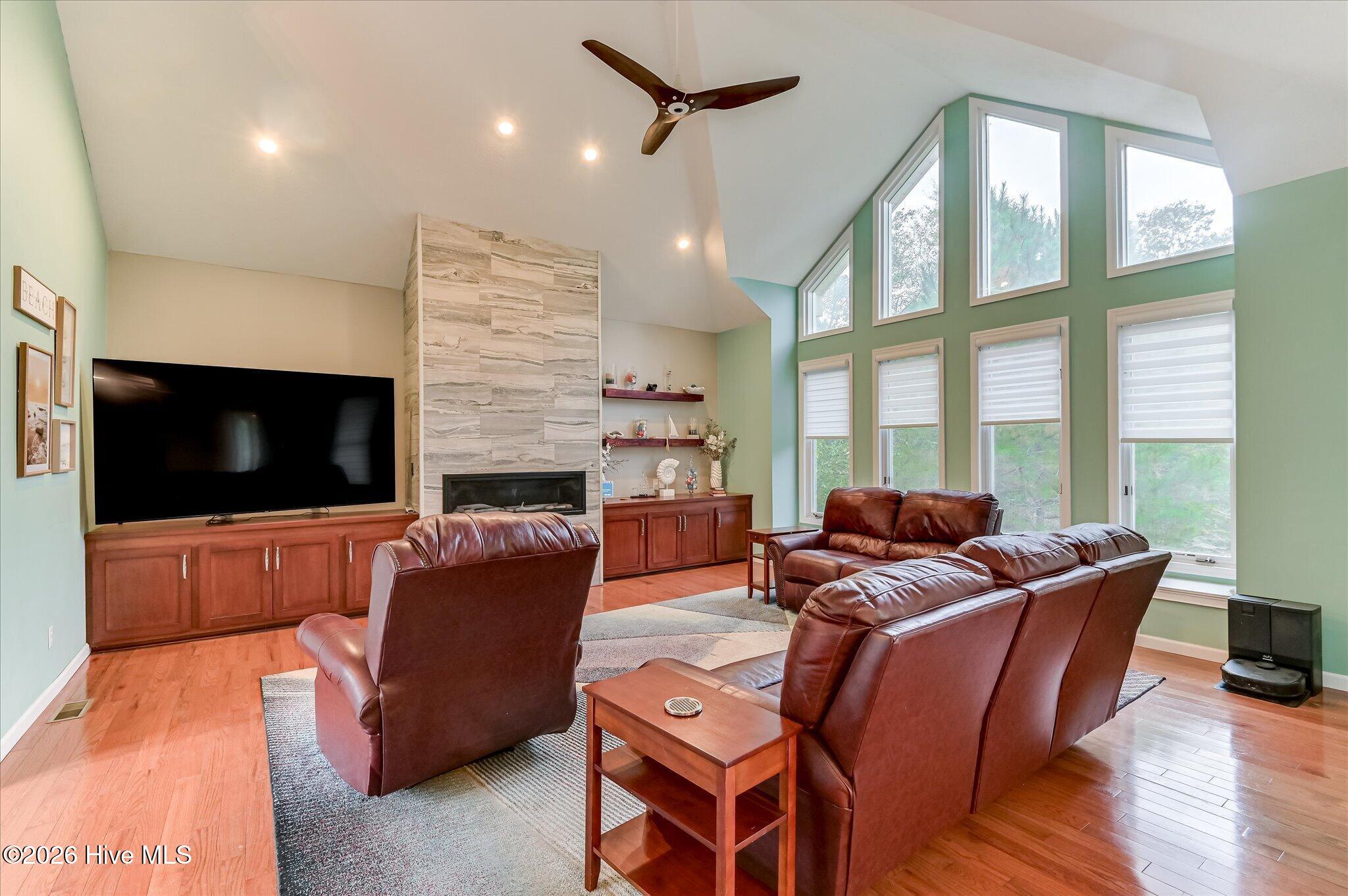 124 Waters Edge Drive Property Photo 5